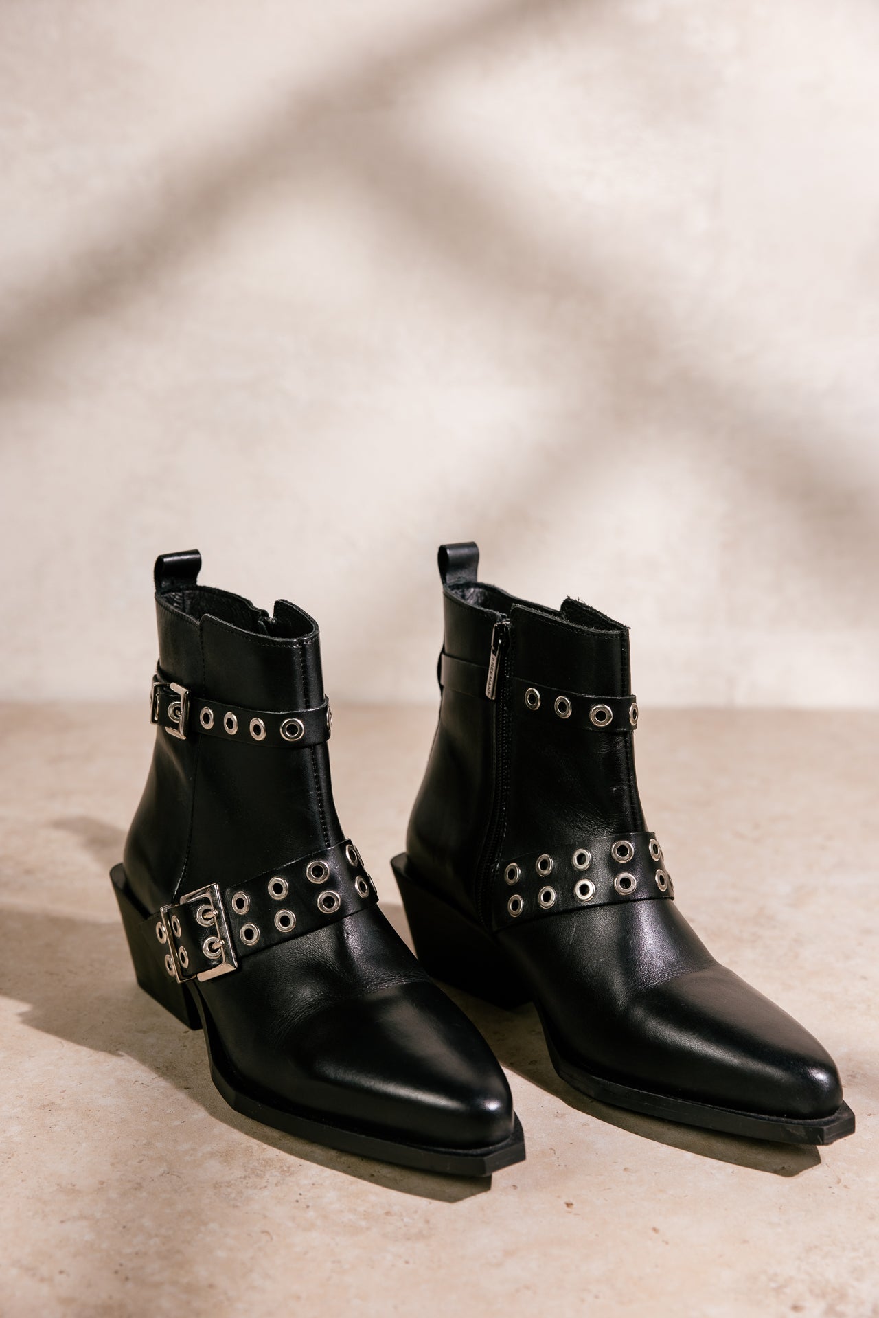   
            

Bottines Femme Sady black | Freeman T. Porter
          