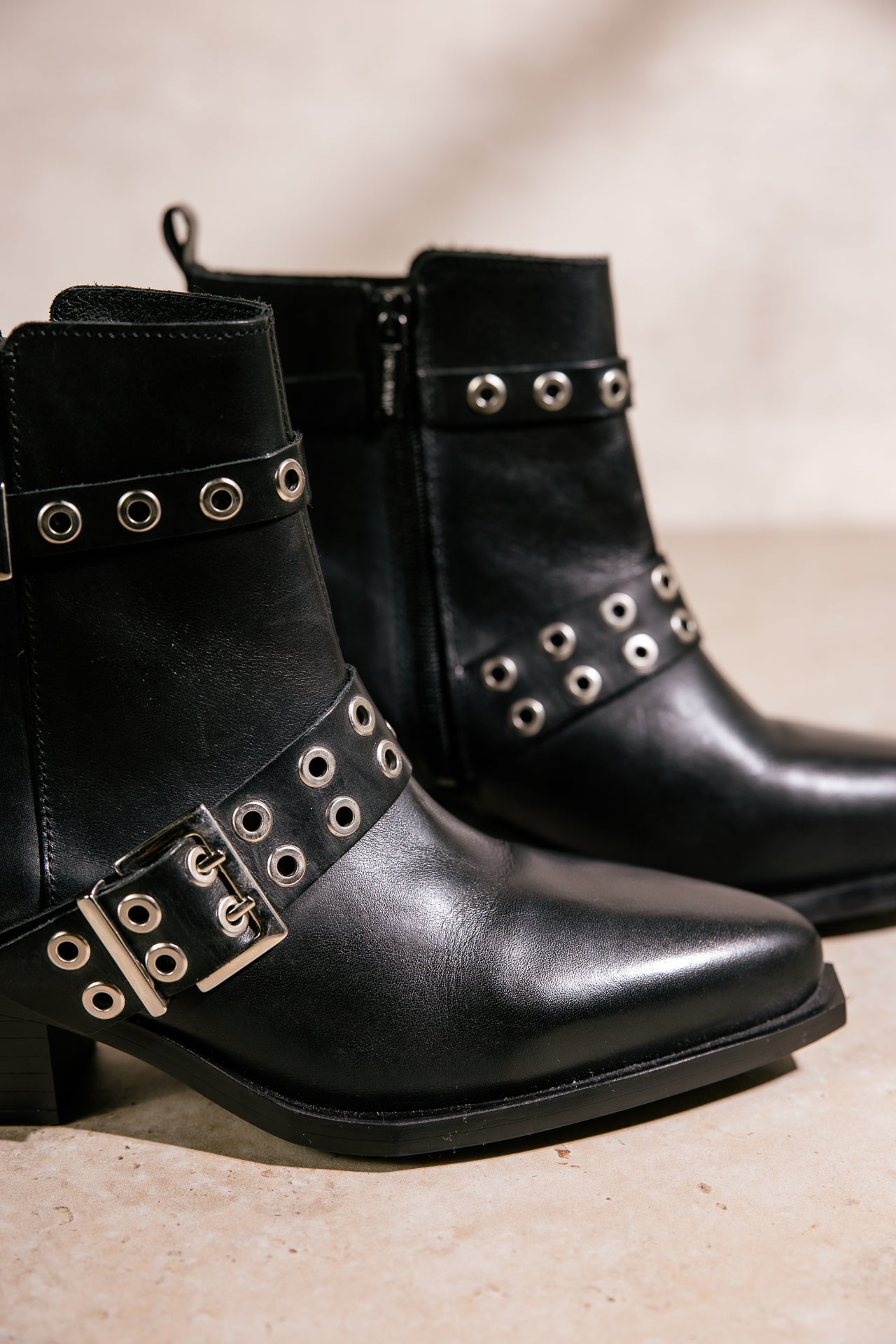 
              

Bottines Femme Sady black | Freeman T. Porter
            