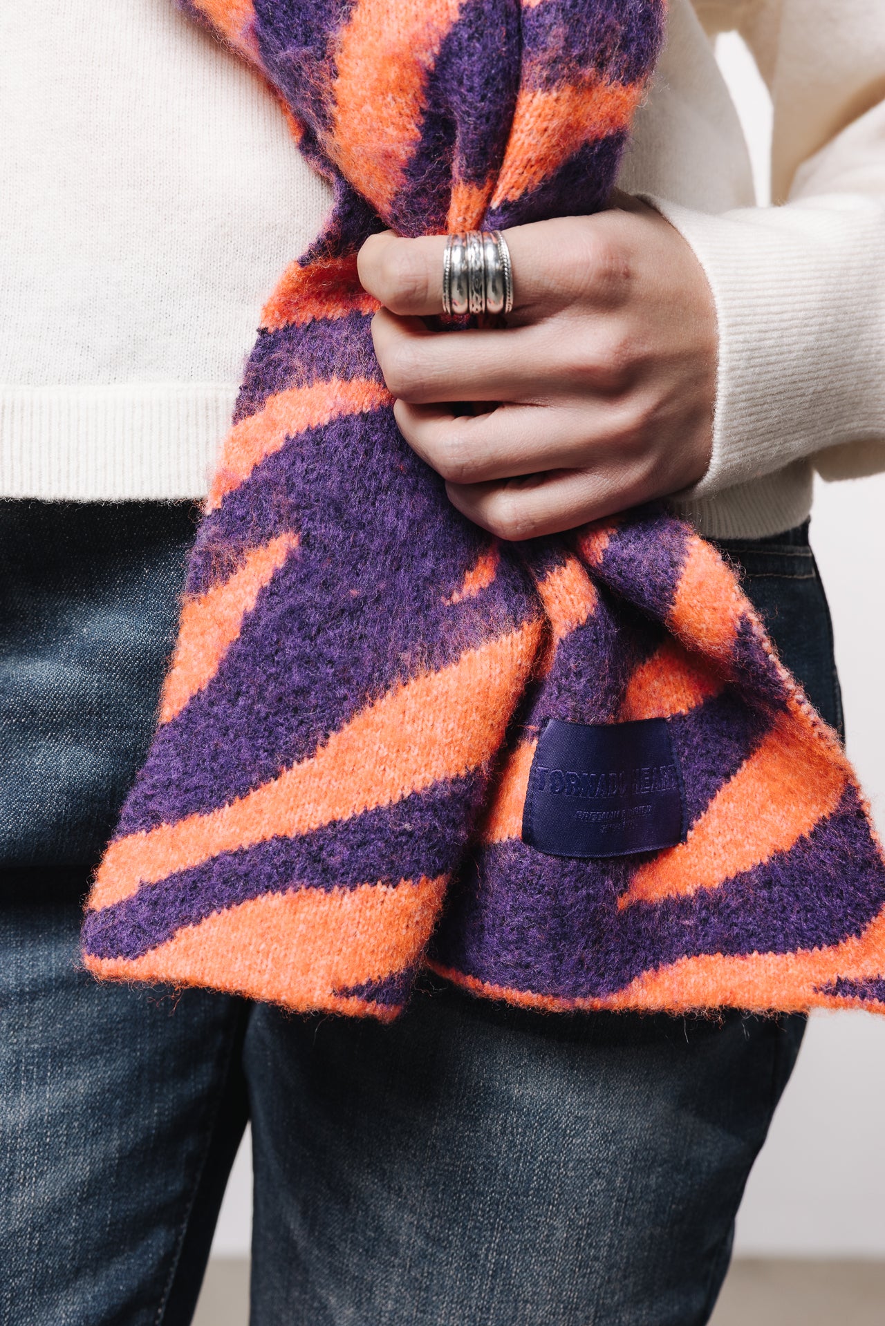 

Écharpe jacquard Femme Pario Zebra orange / purple | Freeman T. Porter