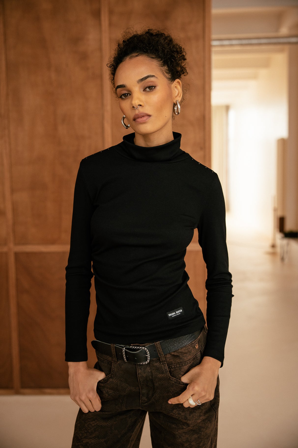   
            

T-shirt ajusté froncé à la taille Femme Tinca Colors black | Freeman T. Porter
          