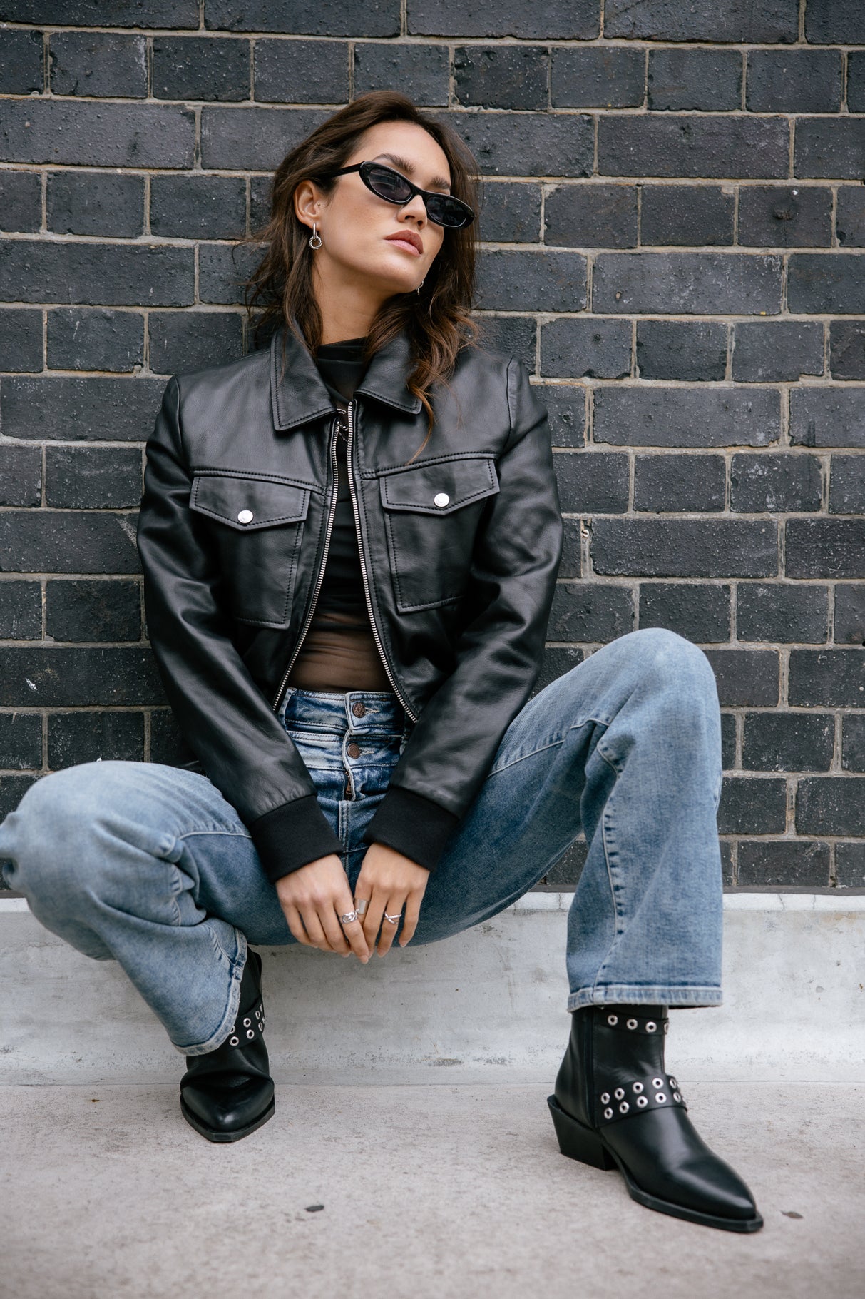 femme avec veste en cuir et jeans