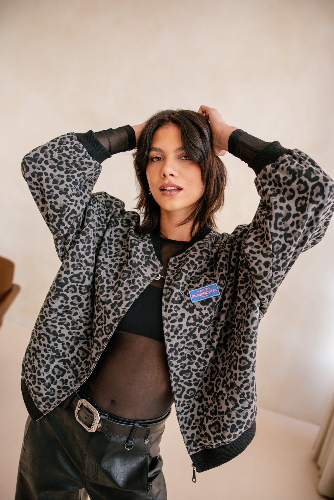   
            

Chaqueta estampada con cremallera Mujer Vega Leo grey | Freeman T. Porter
          