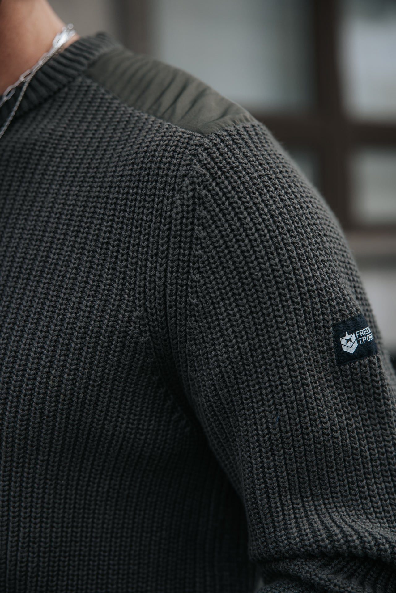 

Pullover mit Schultereinsätzen Herren Pavel Shoulder olive night | Freeman T. Porter