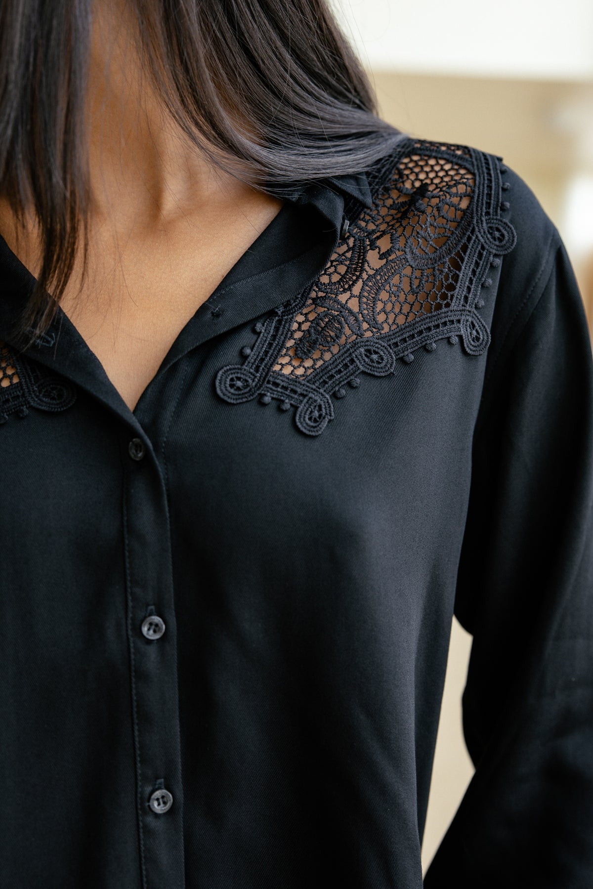 
              

Spitzenbluse mit Patches Damen Cozzio black | Freeman T. Porter
            