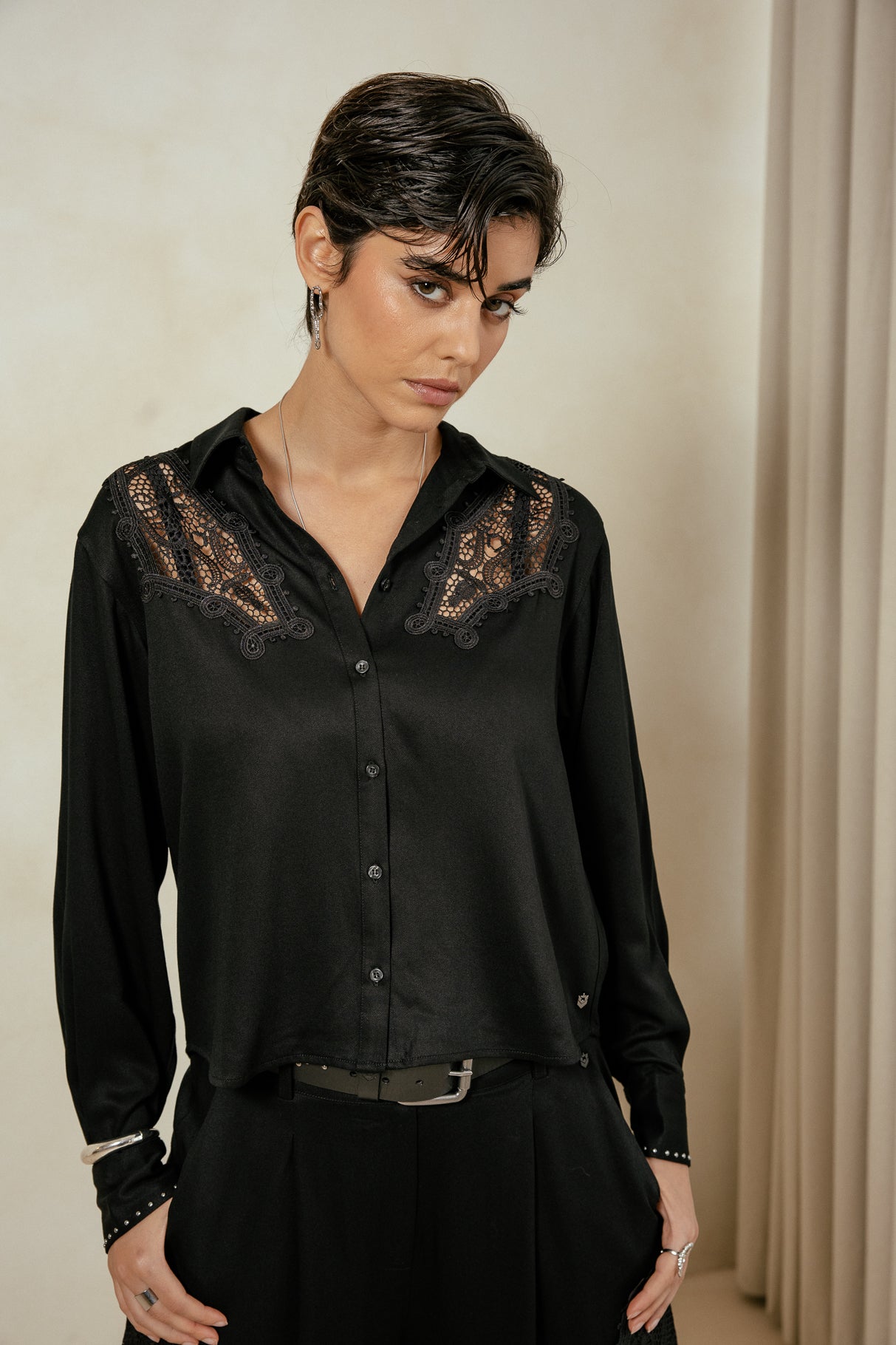 

Chemise patchs dentelle Femme Cozzio black | Freeman T. Porter