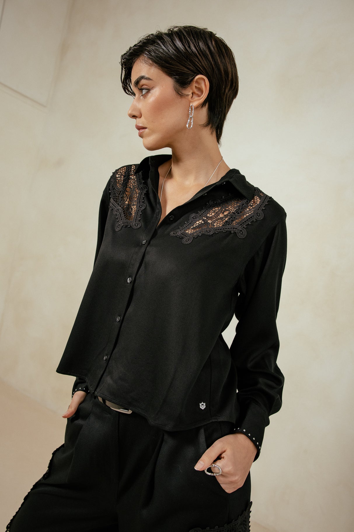 

Chemise patchs dentelle Femme Cozzio black | Freeman T. Porter