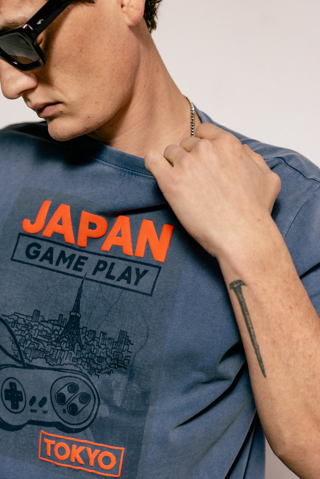 
              

T-shirt droit Homme Chuck Game Play steel blue | Freeman T. Porter
            