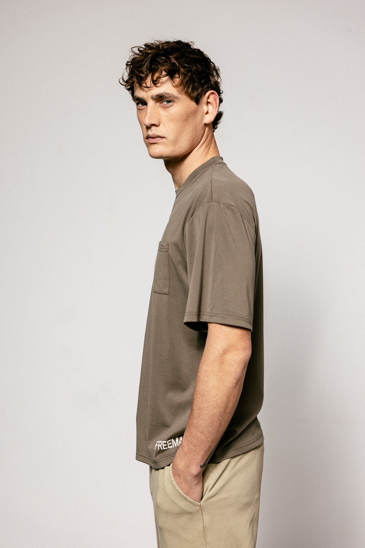 

Camiseta de corte recto Hombre Chuck Pocket brown | Freeman T. Porter