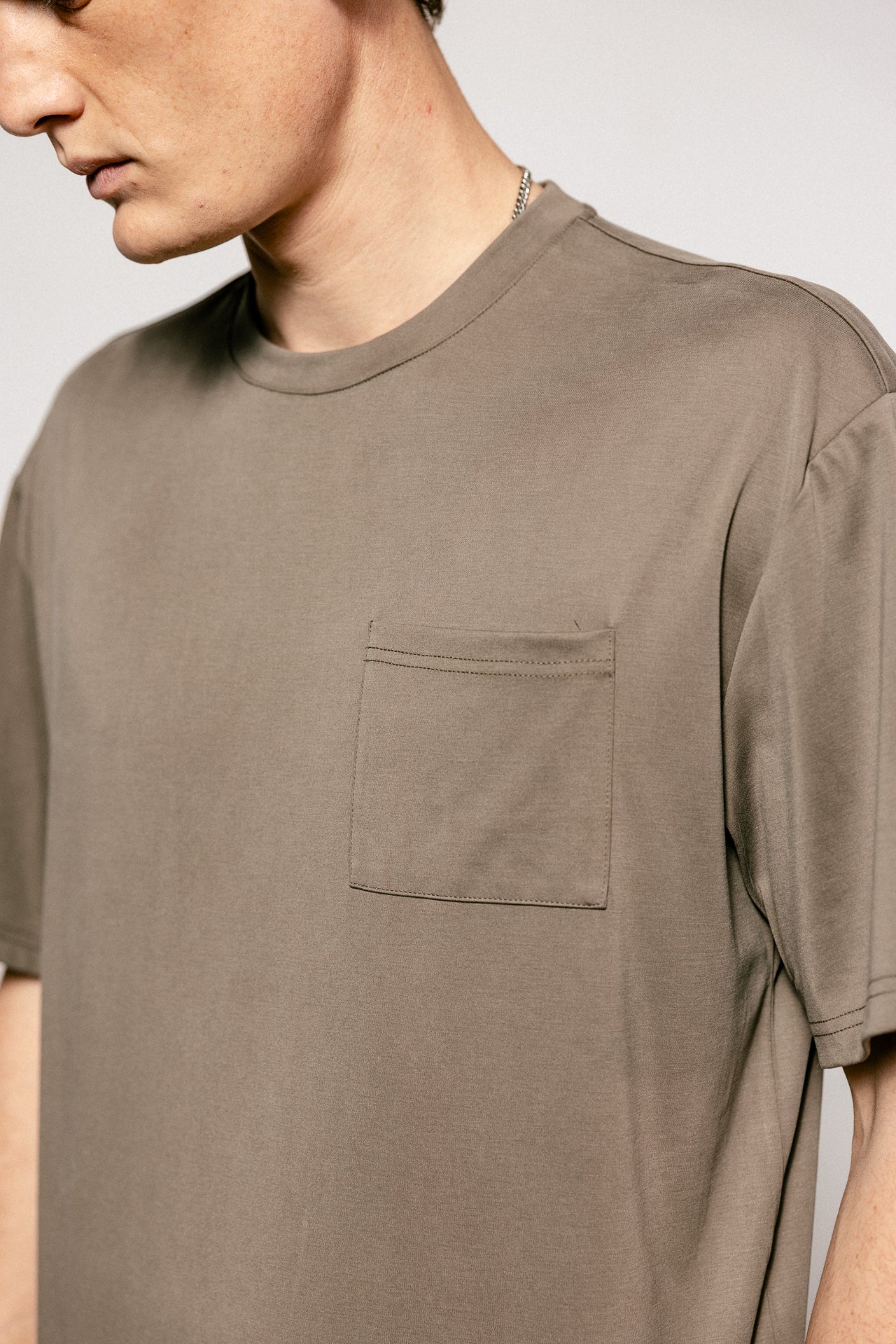 

Camiseta de corte recto Hombre Chuck Pocket brown | Freeman T. Porter