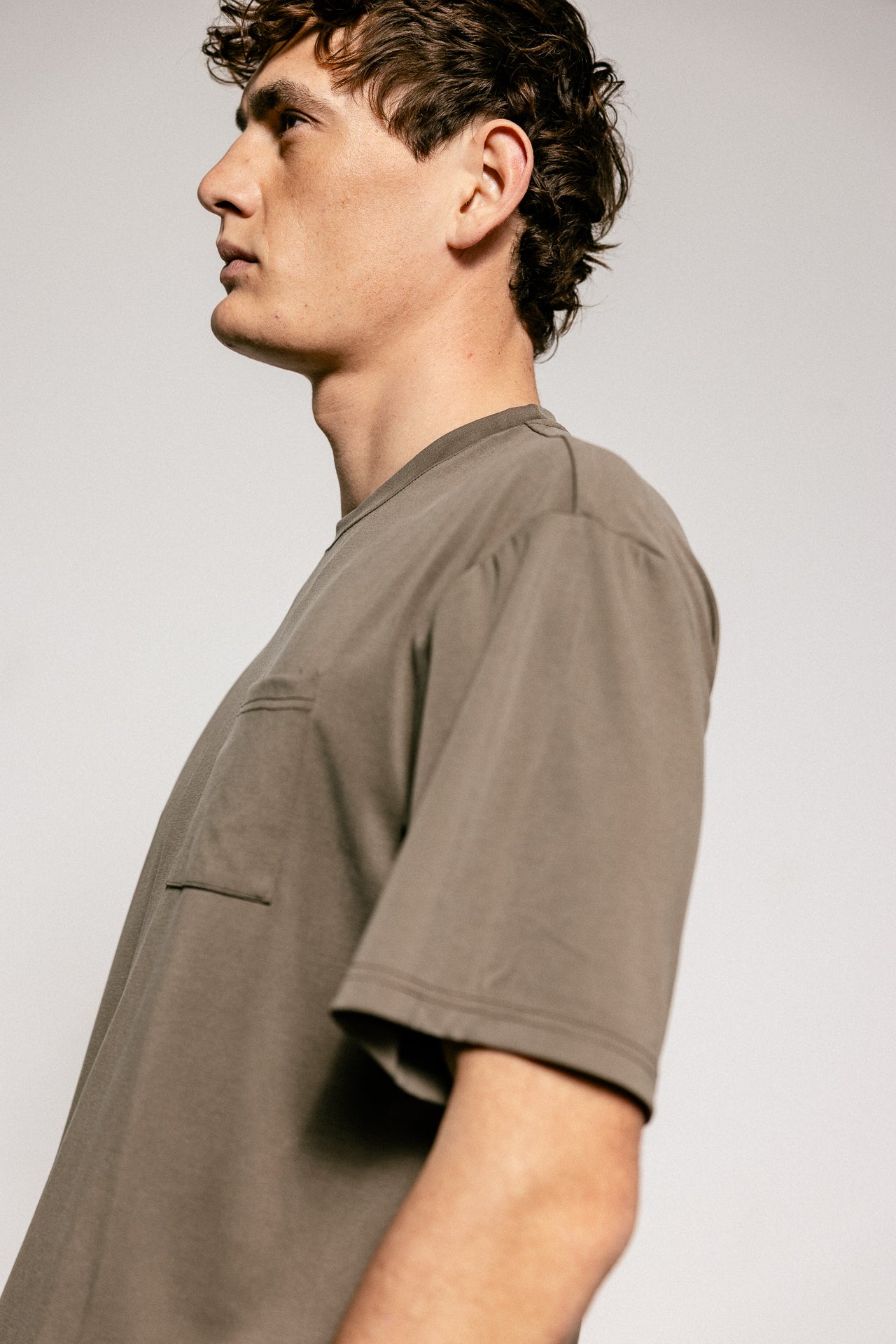 

Camiseta de corte recto Hombre Chuck Pocket brown | Freeman T. Porter