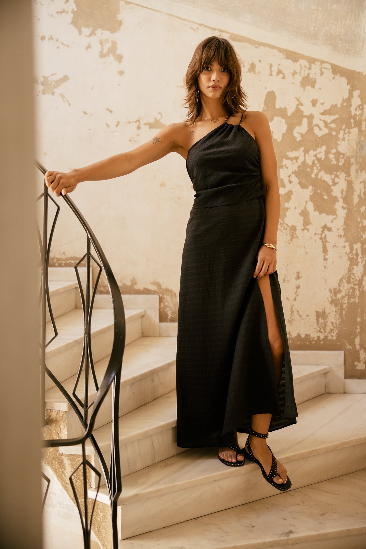   
            

Lang geschnittenes, strukturiertes Kleid mit dünnen Trägern Damen Riora Urbano black | Freeman T. Porter
          