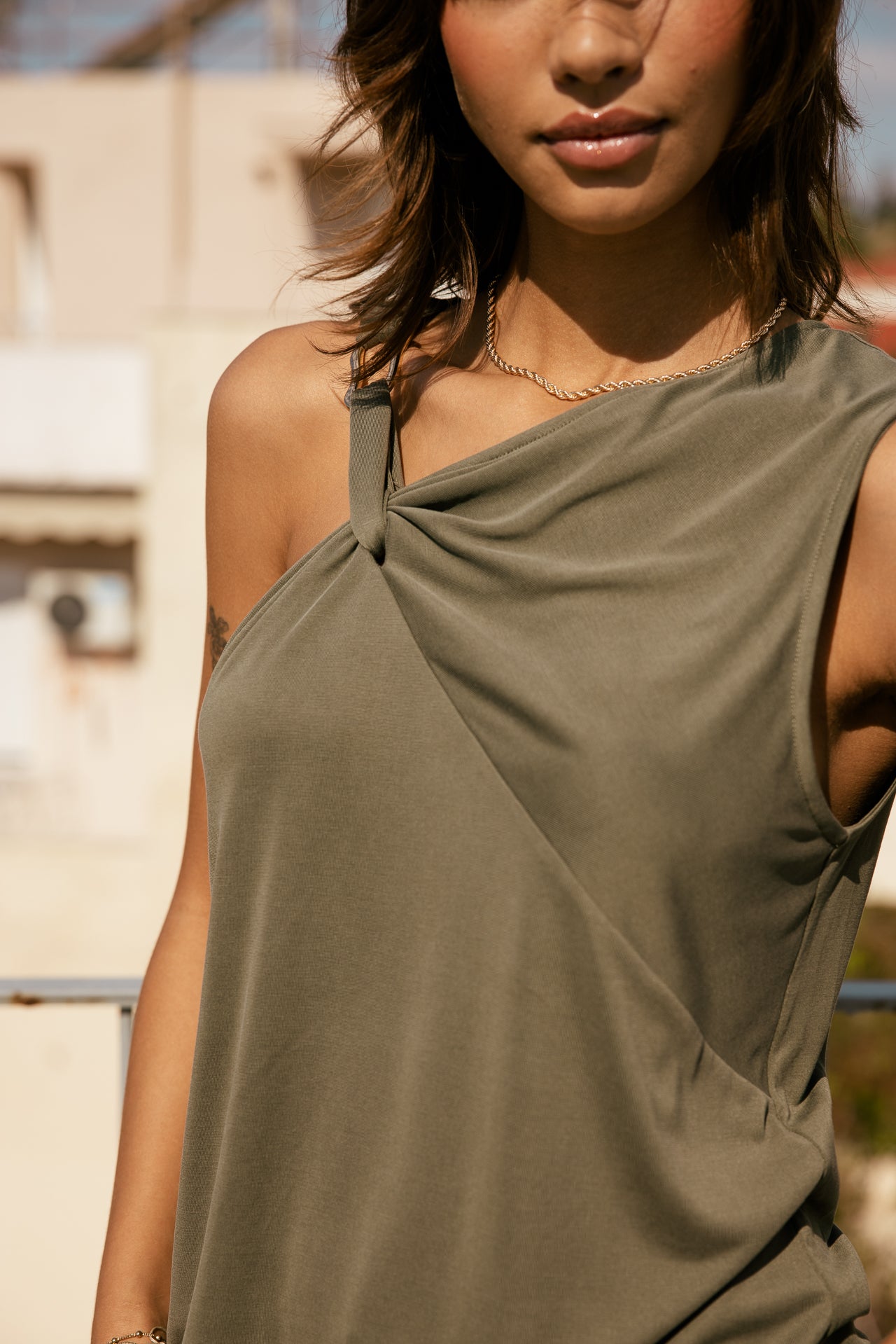 

Top de tirantes fluido asimétrico con hebilla dorada Mujer Topika Casual khaki | Freeman T. Porter