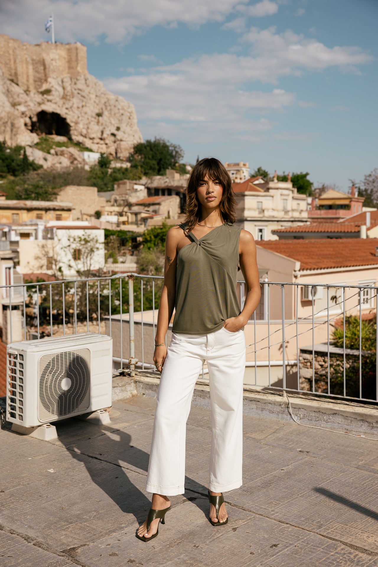 

Top de tirantes fluido asimétrico con hebilla dorada Mujer Topika Casual khaki | Freeman T. Porter