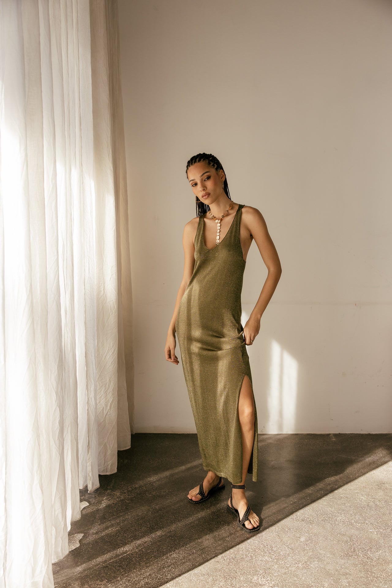 

Vestido largo recto de lentejuelas con pequeña abertura Mujer Rattina Lurex khaki | Freeman T. Porter