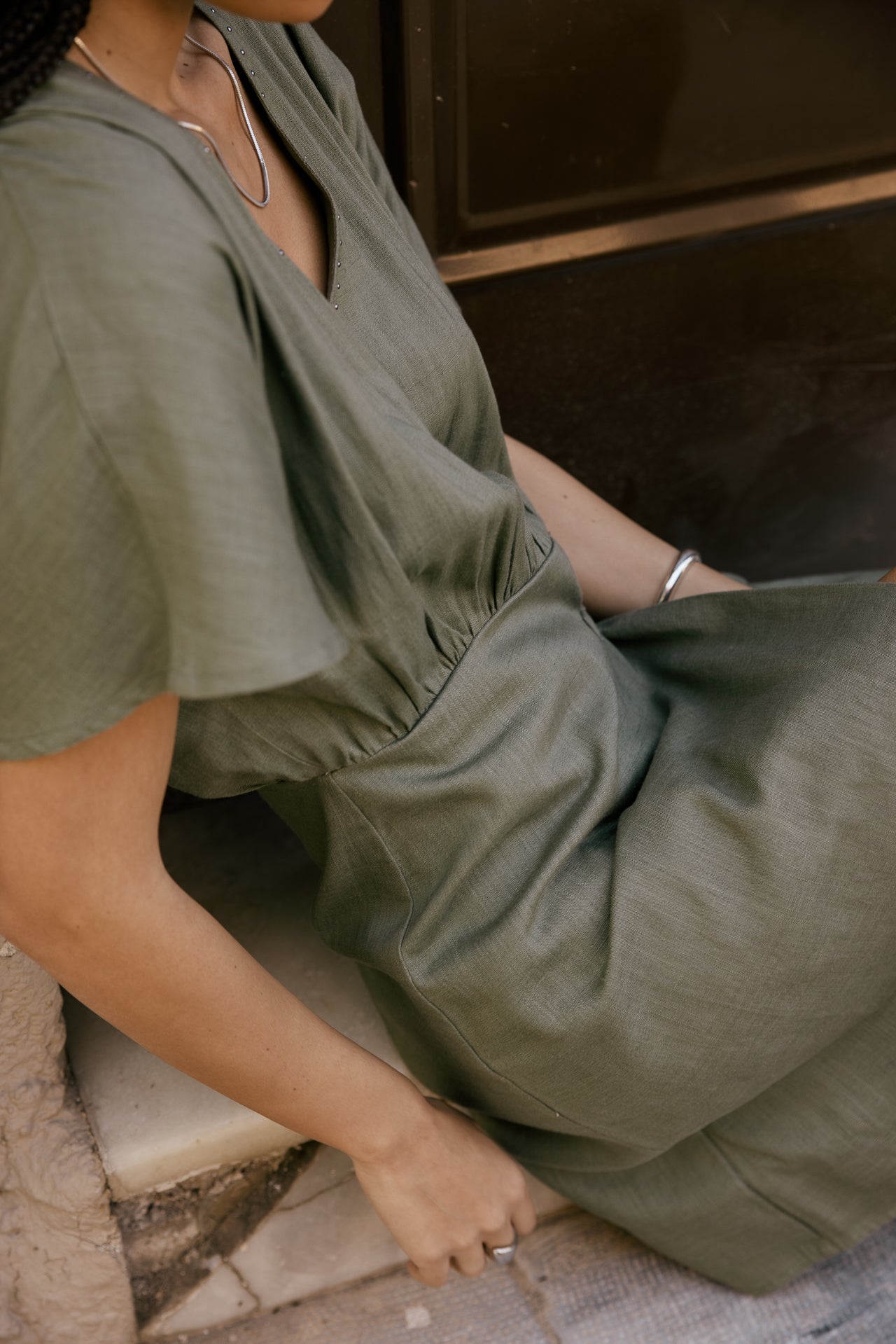 

Midi-Kleid mit V-Ausschnitt aus Leinen Damen Rushina Plain Linen kaki sauge | Freeman T. Porter