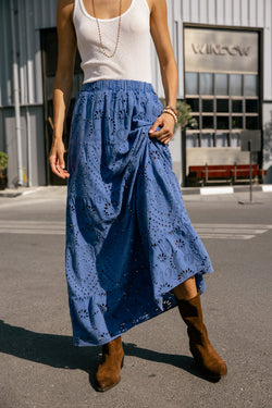 

Falda maxi bordado inglés Mujer Jakar Embroidery denim blue | Freeman T. Porter