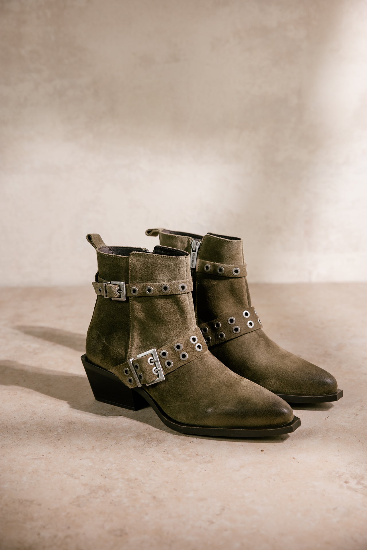   
            

Bottes Femme Sady Suede truffle | Freeman T. Porter
          