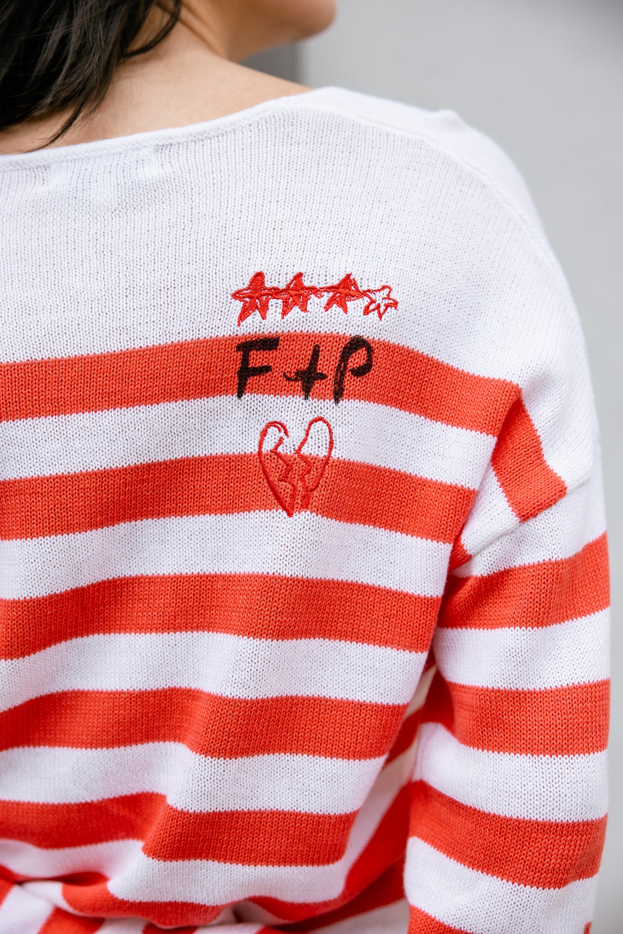 
              

Pull à rayures et broderies Femme Pramy Stripes cayenne | Freeman T. Porter
            