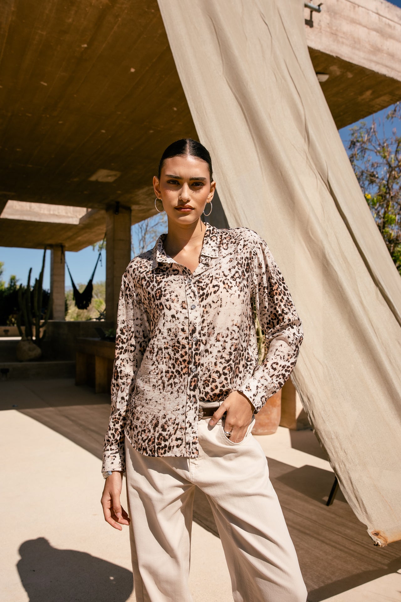   
            

Chemise large et fluide Femme Chickya Leo Bleached off white | Freeman T. Porter
          