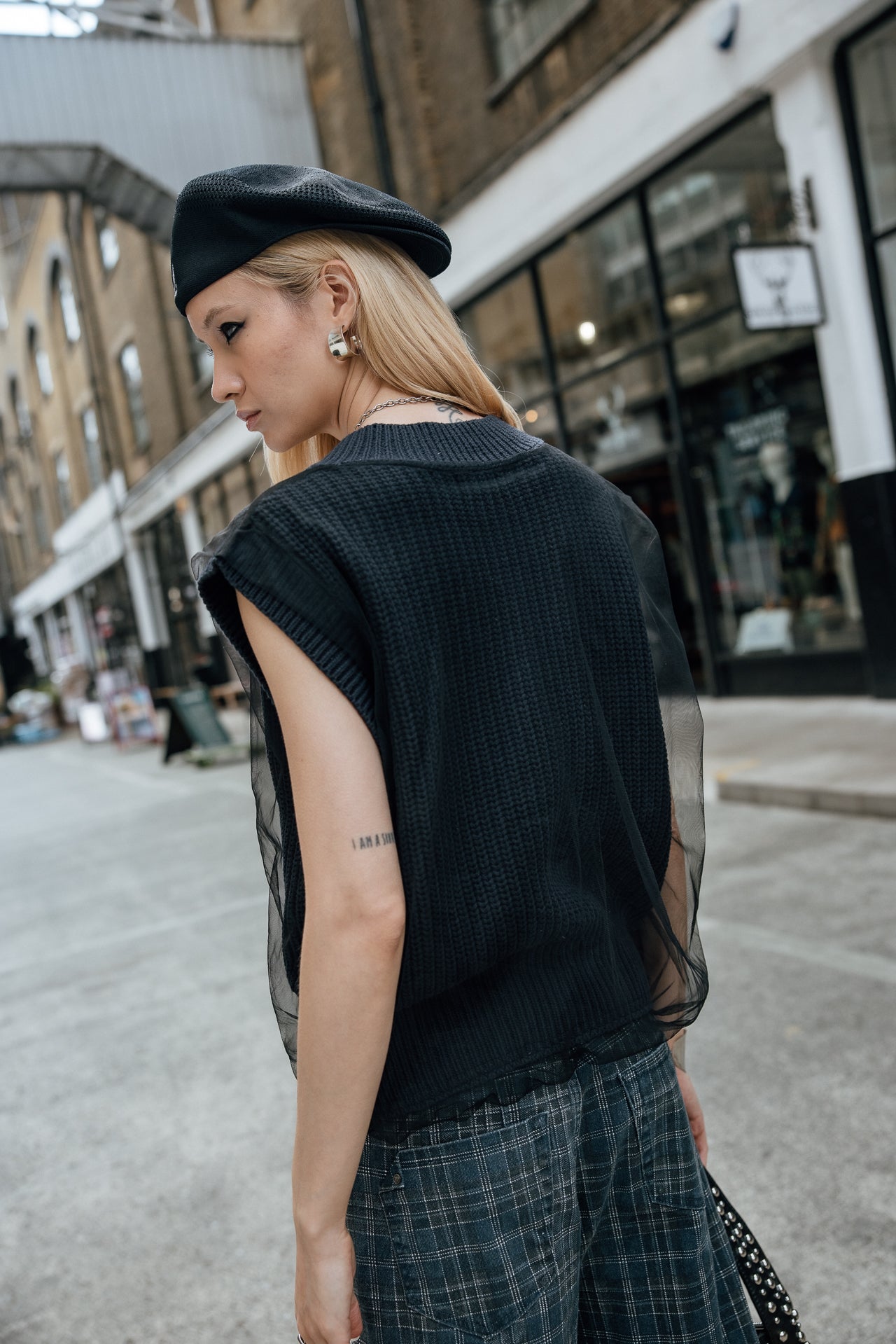 

Ärmelloser Pullover mit Schleier Damen Pheny Mesh old black | Freeman T. Porter