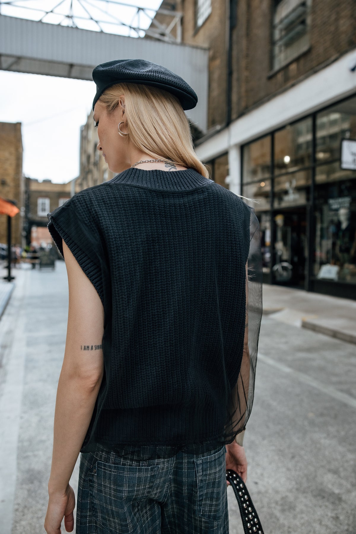 

Ärmelloser Pullover mit Schleier Damen Pheny Mesh old black | Freeman T. Porter
