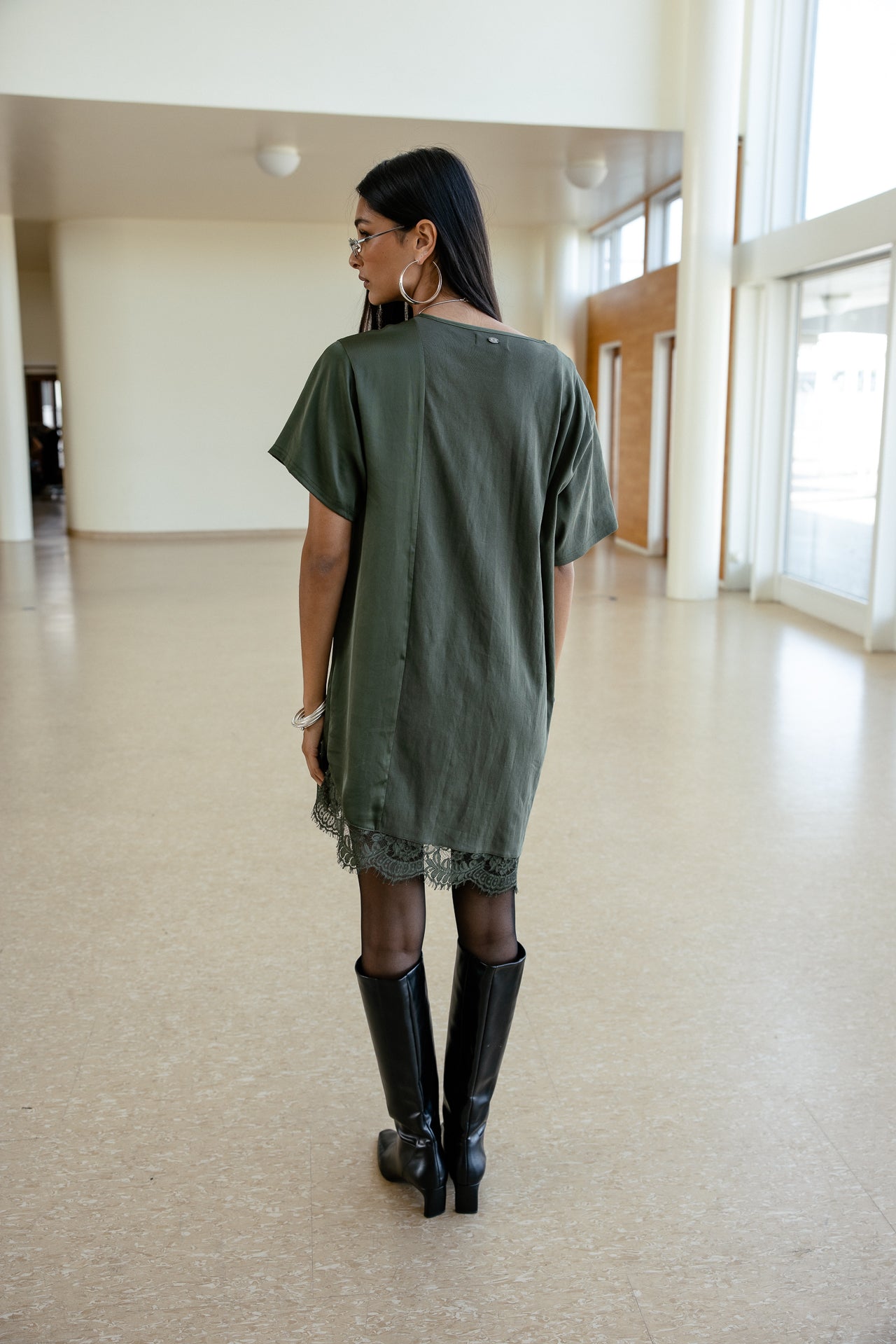 
              

Asymmetrisches Kleid aus zwei Materialien und Spitze Damen Rami Lace forest night | Freeman T. Porter
            