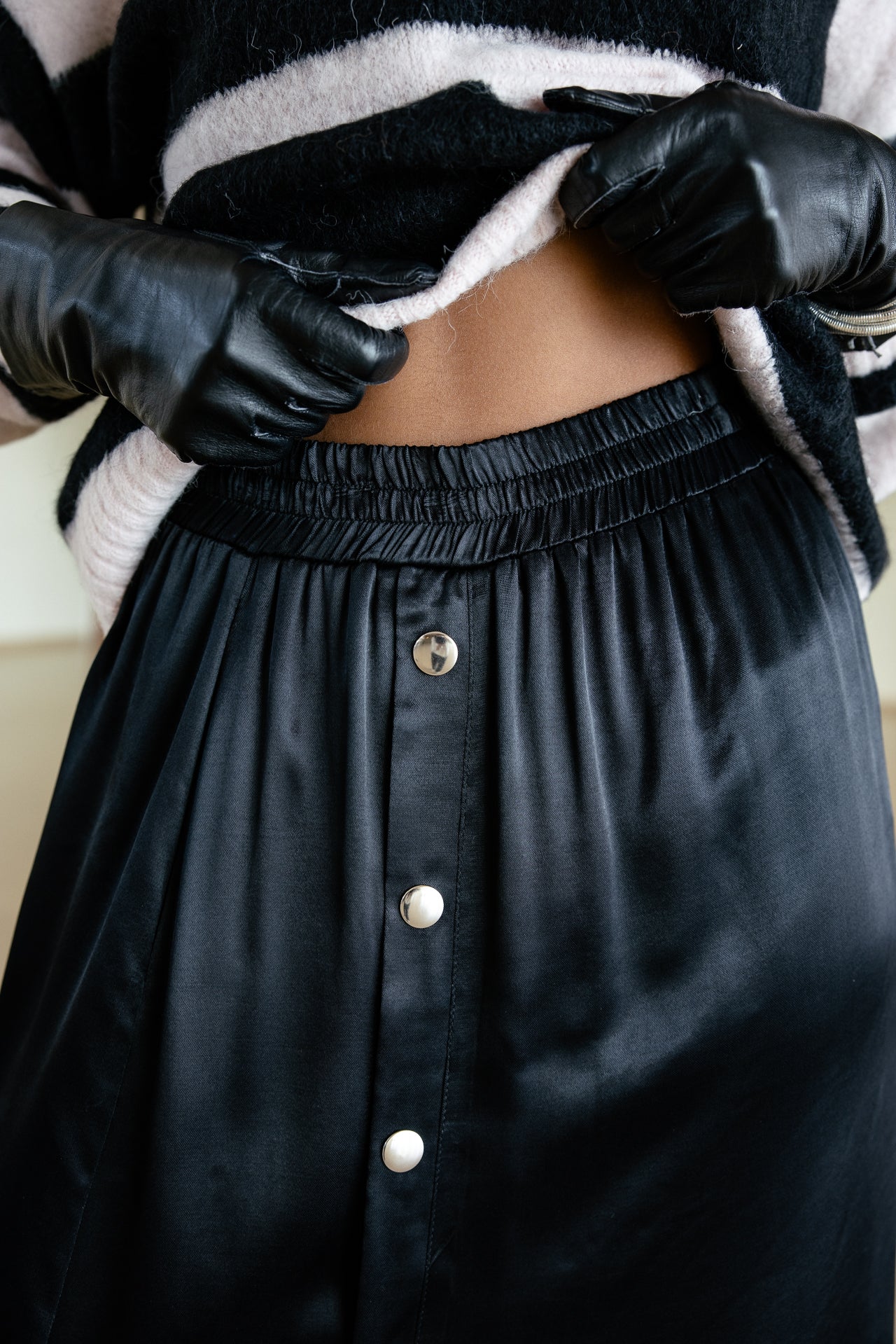 
              

Satinrock mit Knopfleiste Damen Jeyleen plain black | Freeman T. Porter
            