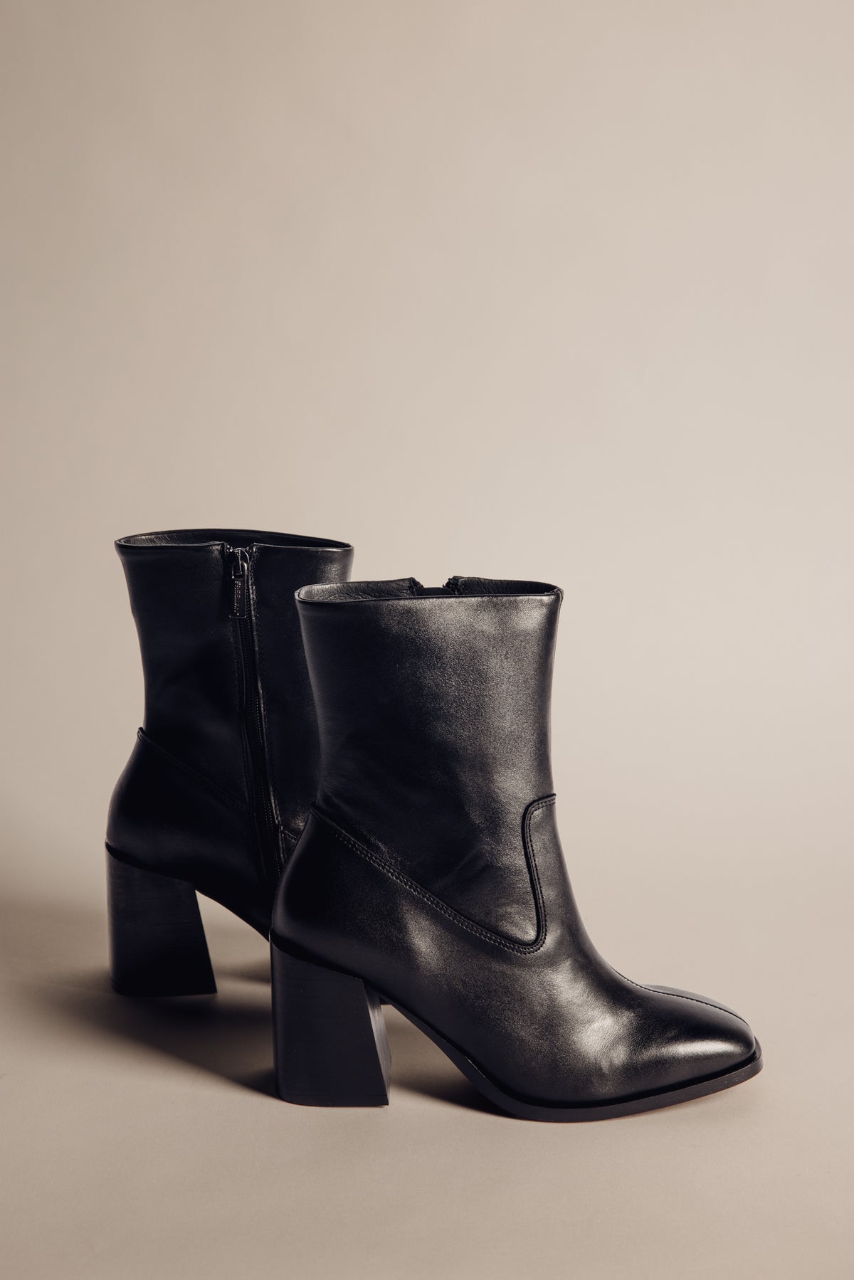   
            

Botins de pele Mulher Jobina black | Freeman T. Porter
          
