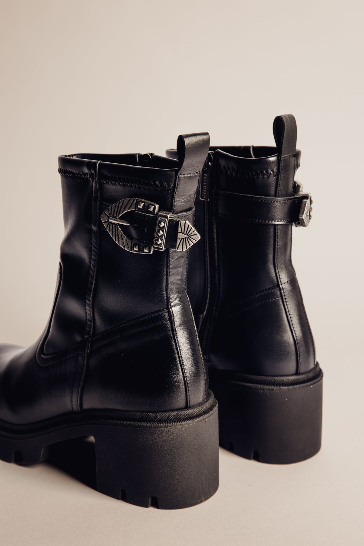
              

Lederstiefeletten Damen Roilino black | Freeman T. Porter
            