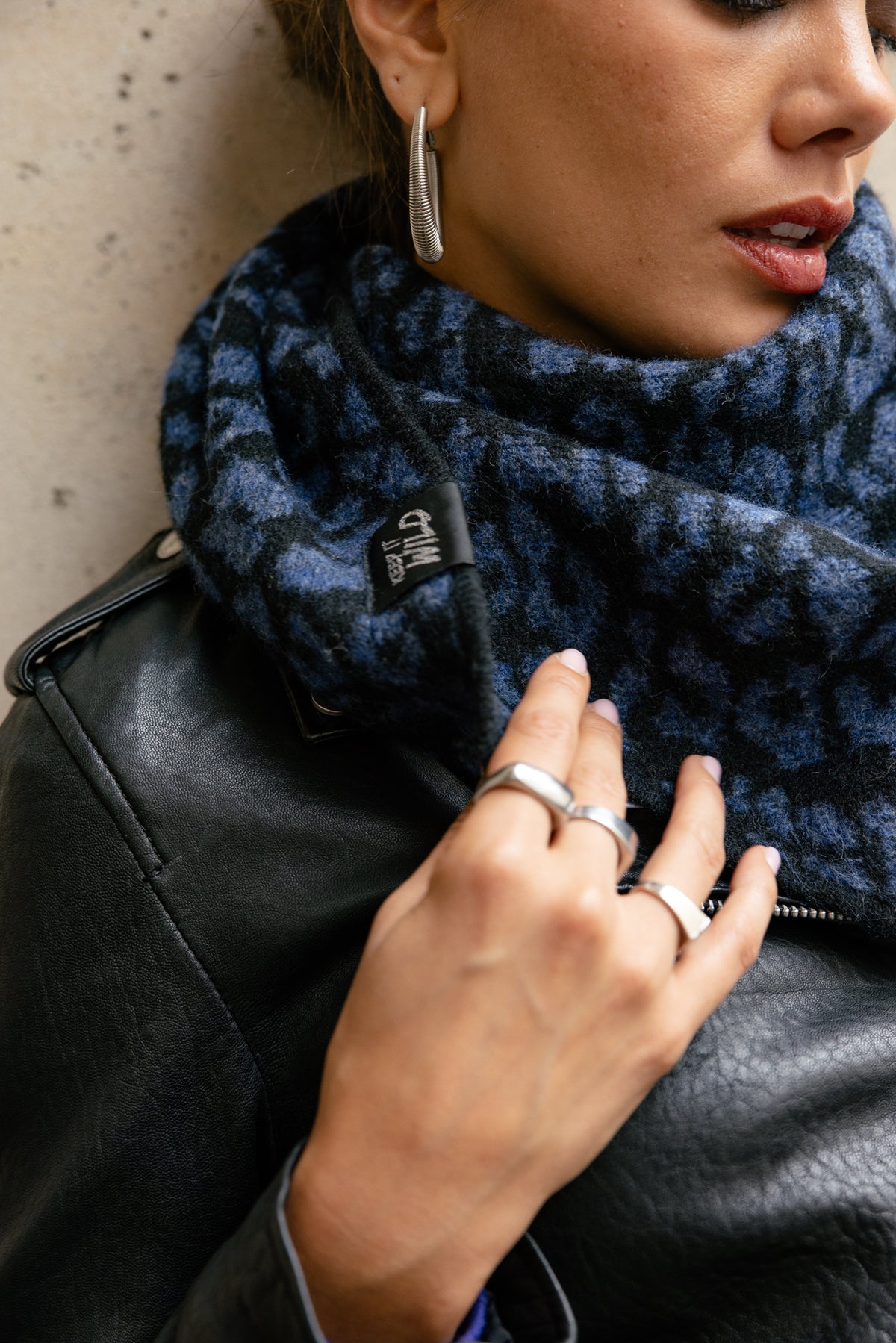 

Écharpe motif léopard Femme Filice Roar black indigo | Freeman T. Porter
