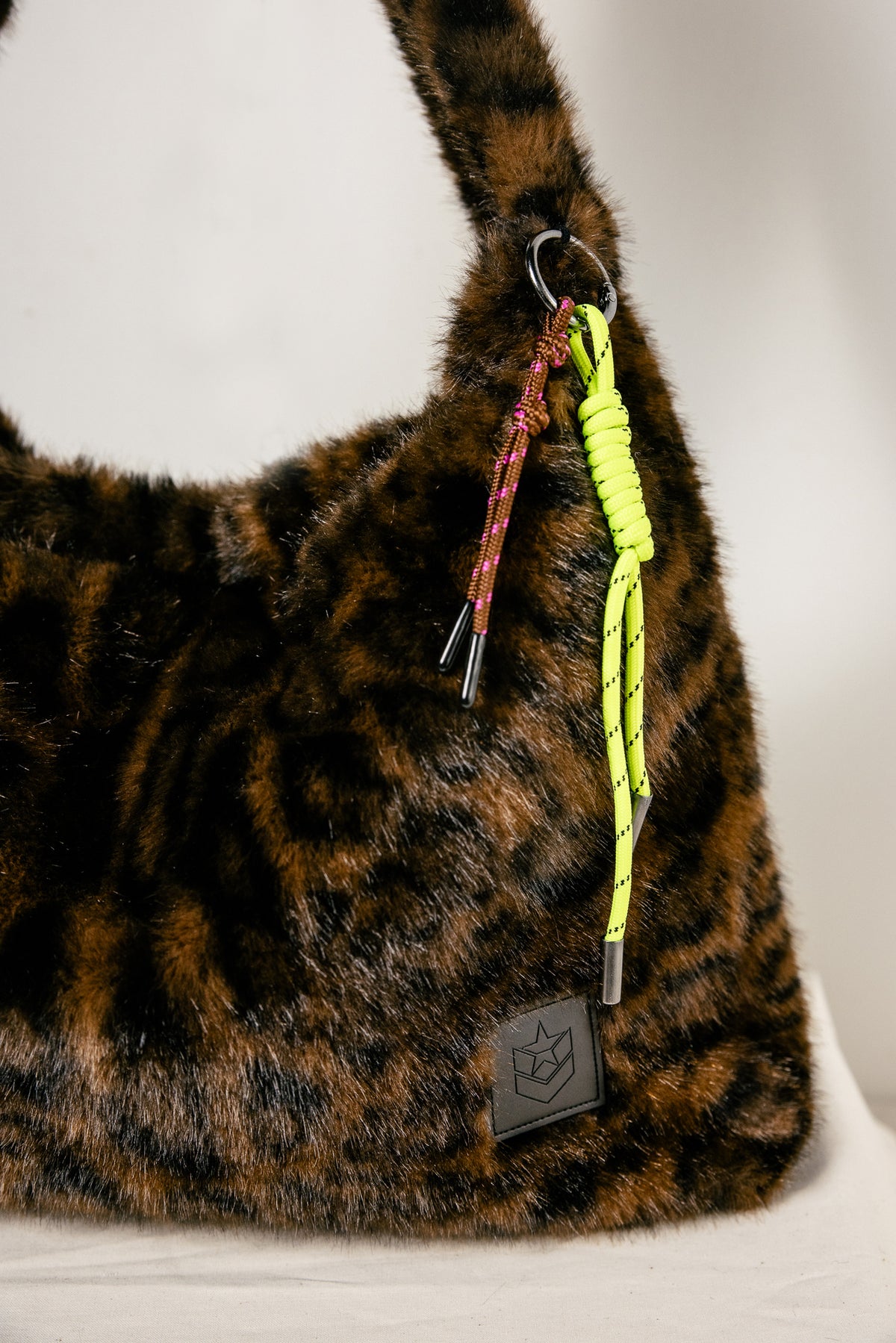 
              

Bolso de pelo sintético de leopardo Mujer Kimeo Leopard Fur original | Freeman T. Porter
            