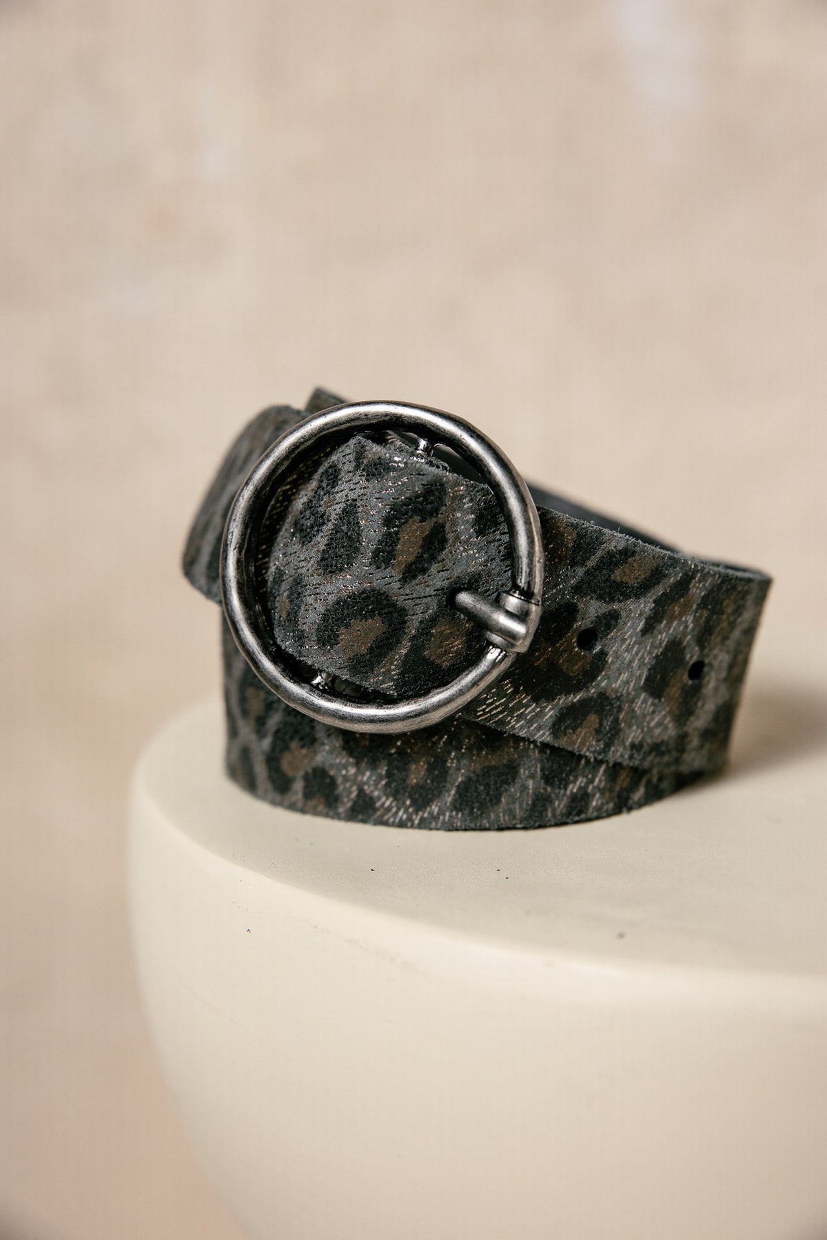   
            

Ceinture en cuir Femme Angeliso Leo Foiled grey | Freeman T. Porter
          