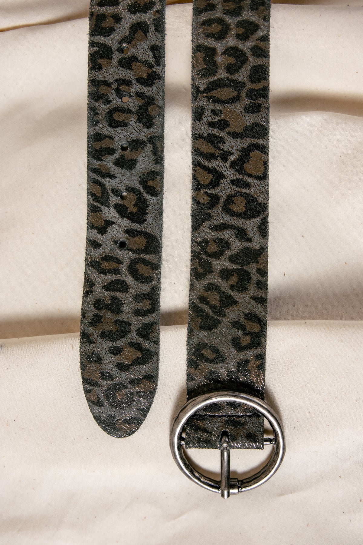 
              

Ceinture en cuir Femme Angeliso Leo Foiled grey | Freeman T. Porter
            