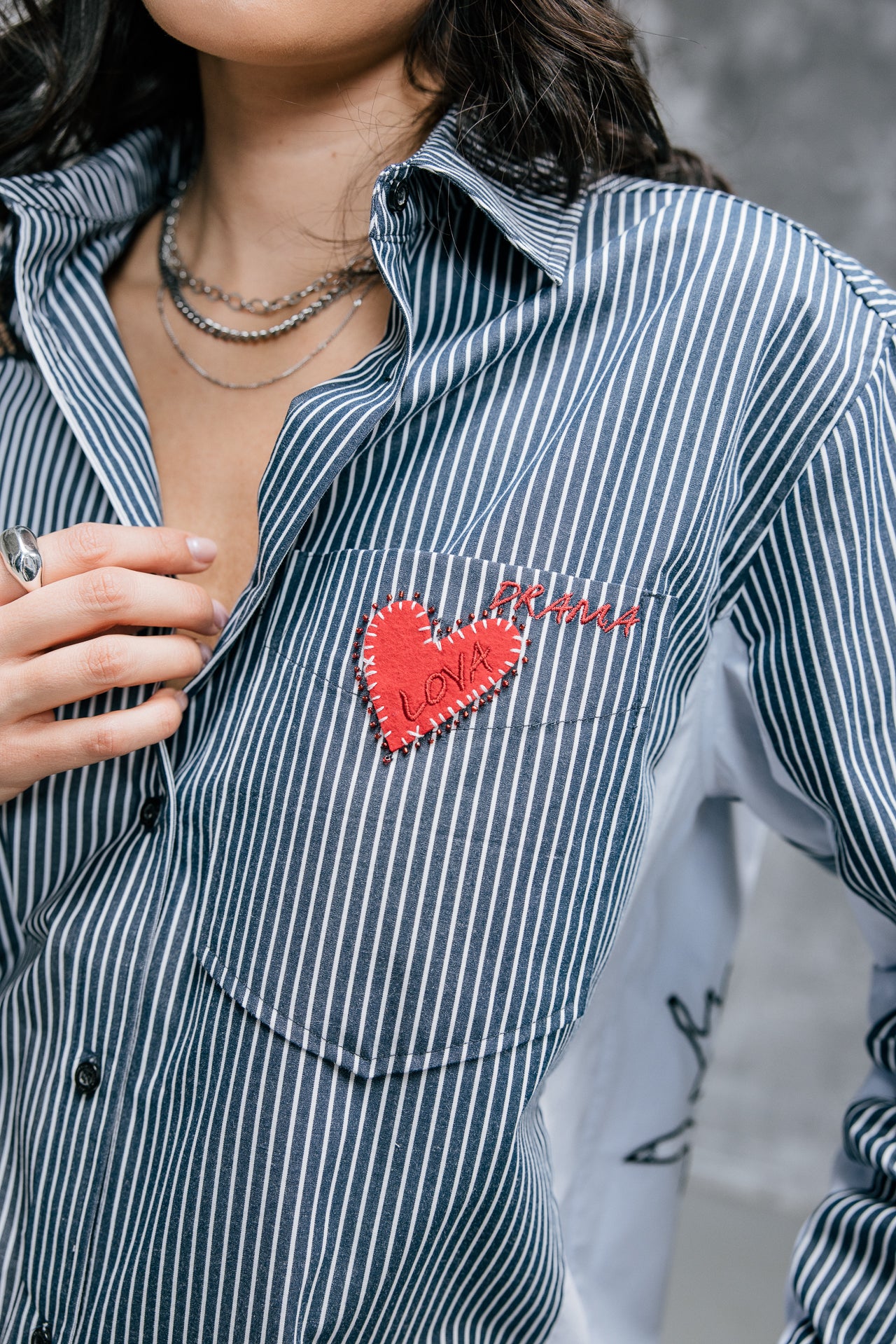 
              

Oversize-Hemd mit Stickerei Damen Chella Lova navy | Freeman T. Porter
            