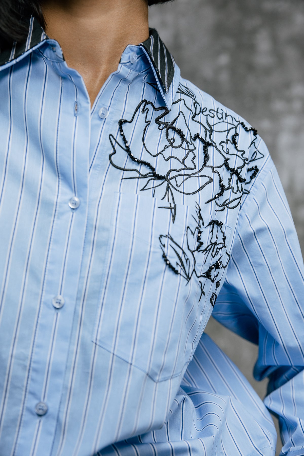 
              

Besticktes Oversize-Hemd Damen Chella Bloom granada sky | Freeman T. Porter
            