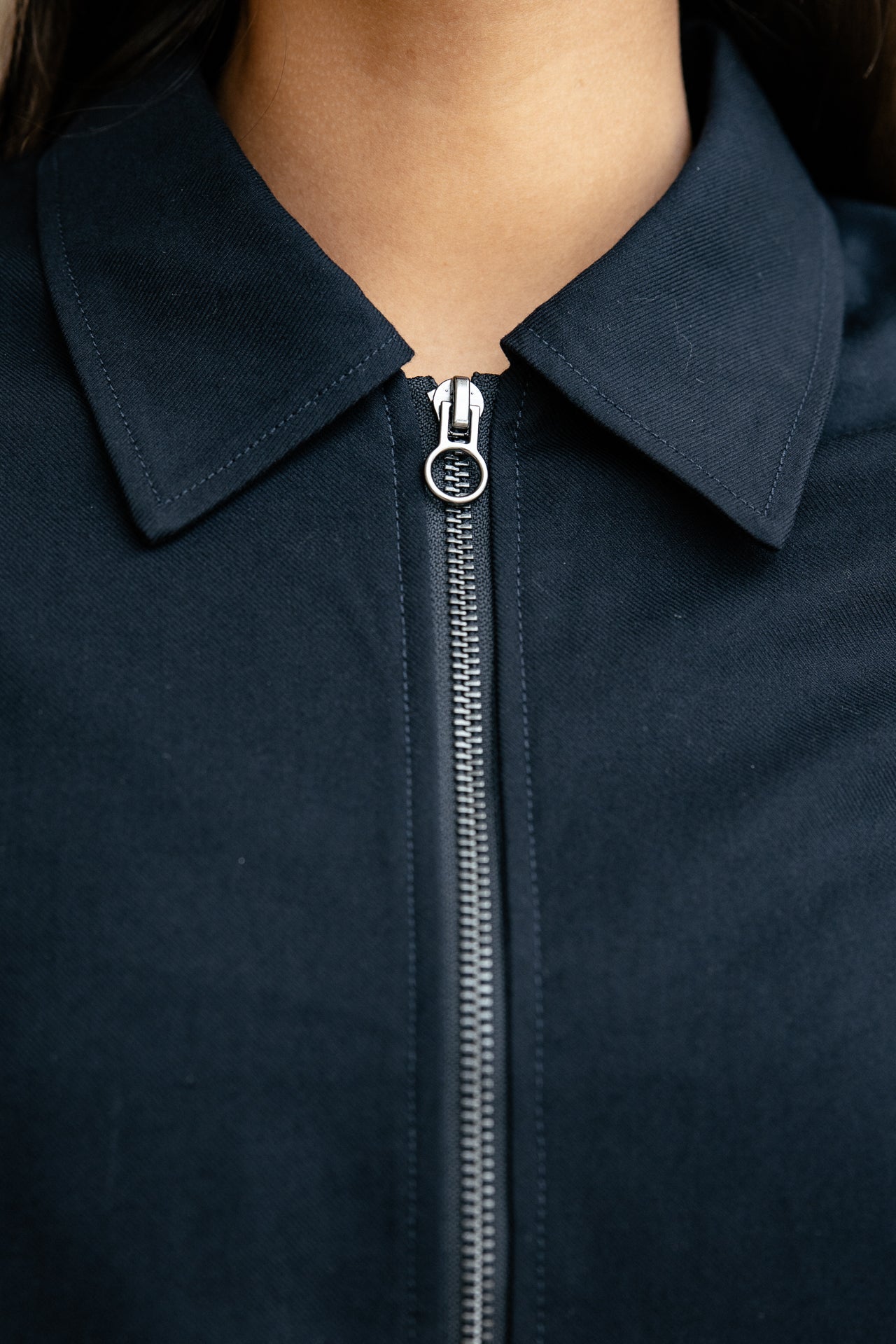 

Top con cremallera y mangas de encaje Mujer Marla Lace Dust dark sapphire | Freeman T. Porter