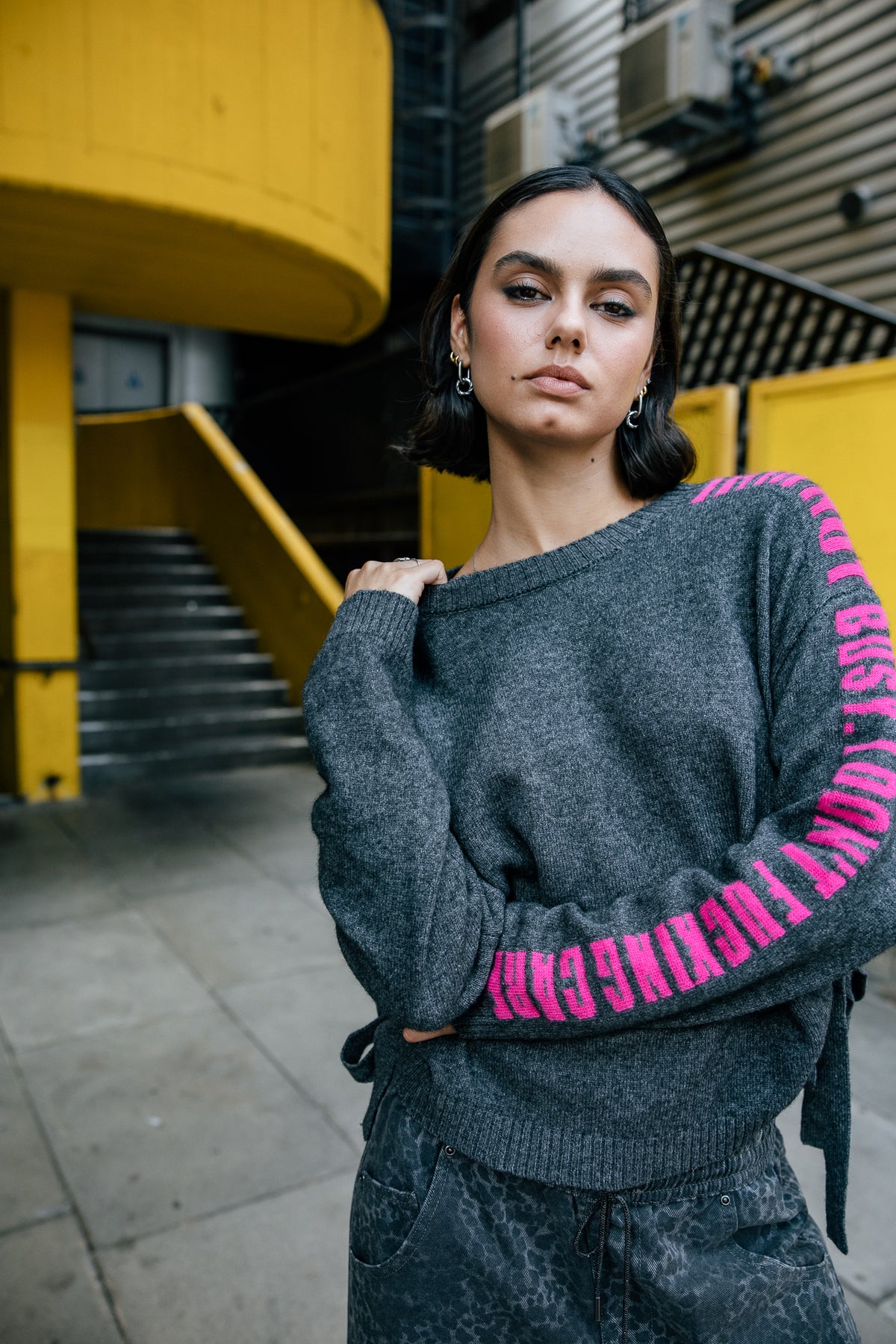  
            

Strickpullover mit seitlichen Bindebändern Damen Phareel Intarsia dark grey melange | Freeman T. Porter
          