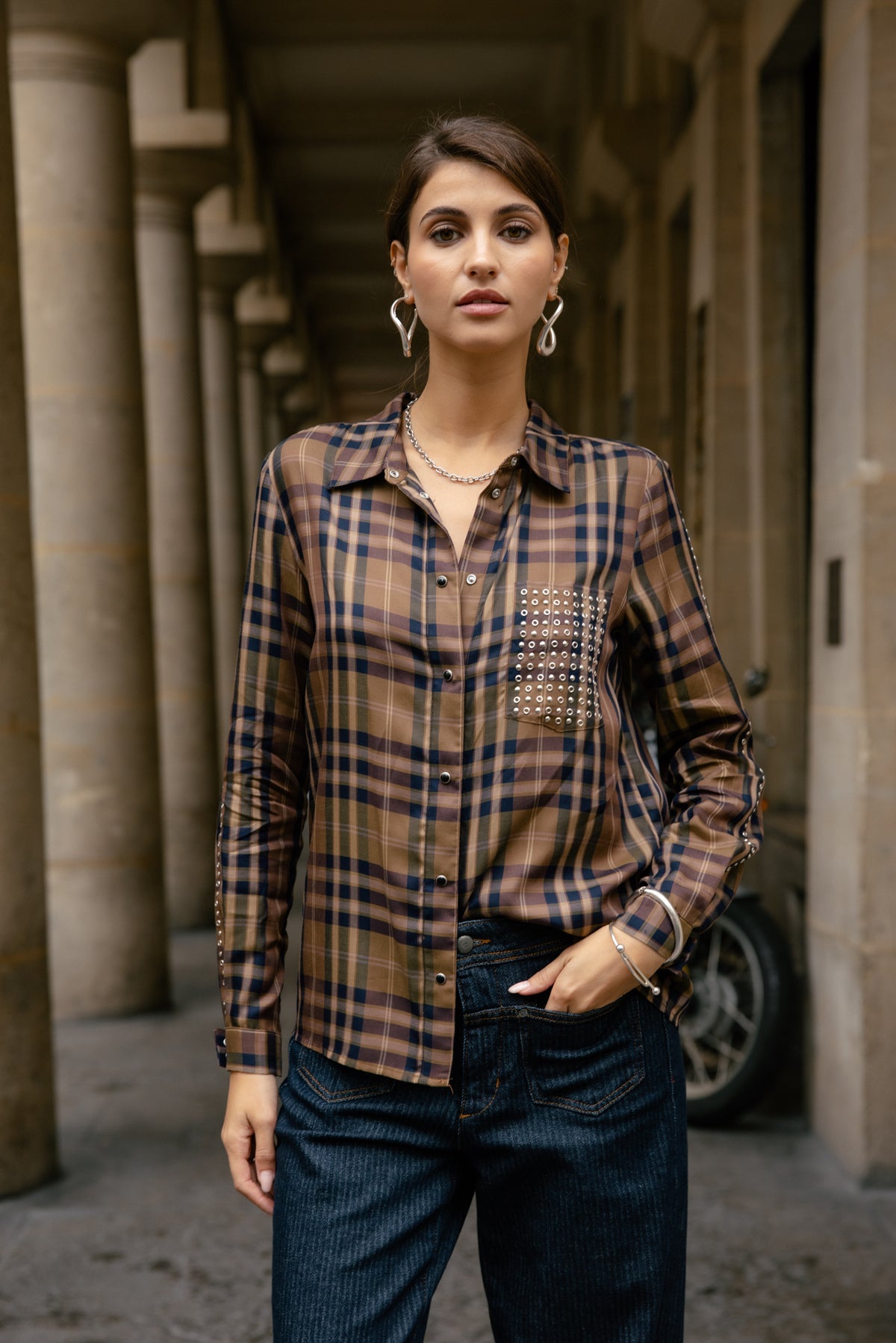   
            

Gerades Hemd mit Nieten-Details Damen Cali Checks cinnamon | Freeman T. Porter
          