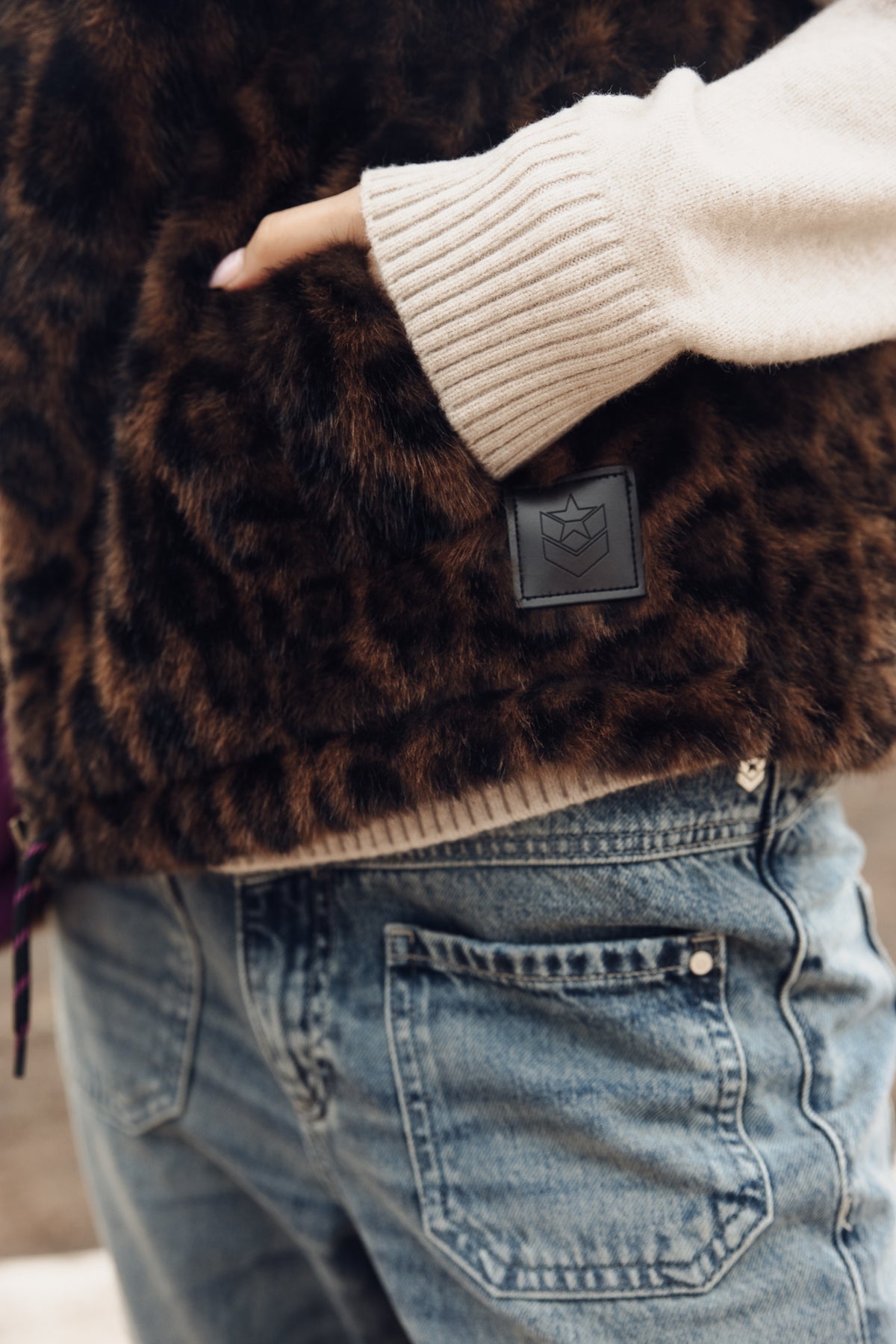 
              

Ärmellose Weste Damen Vianca Leopard Fur original | Freeman T. Porter
            