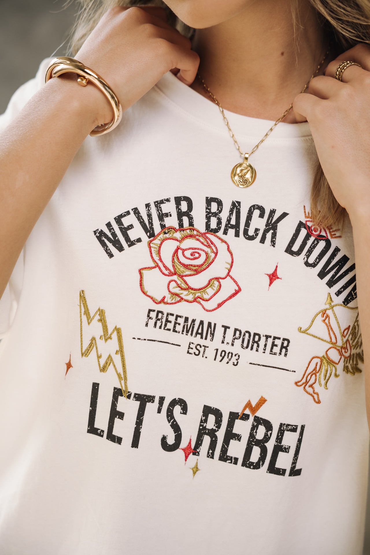 t-shirt et jupe à motif femme