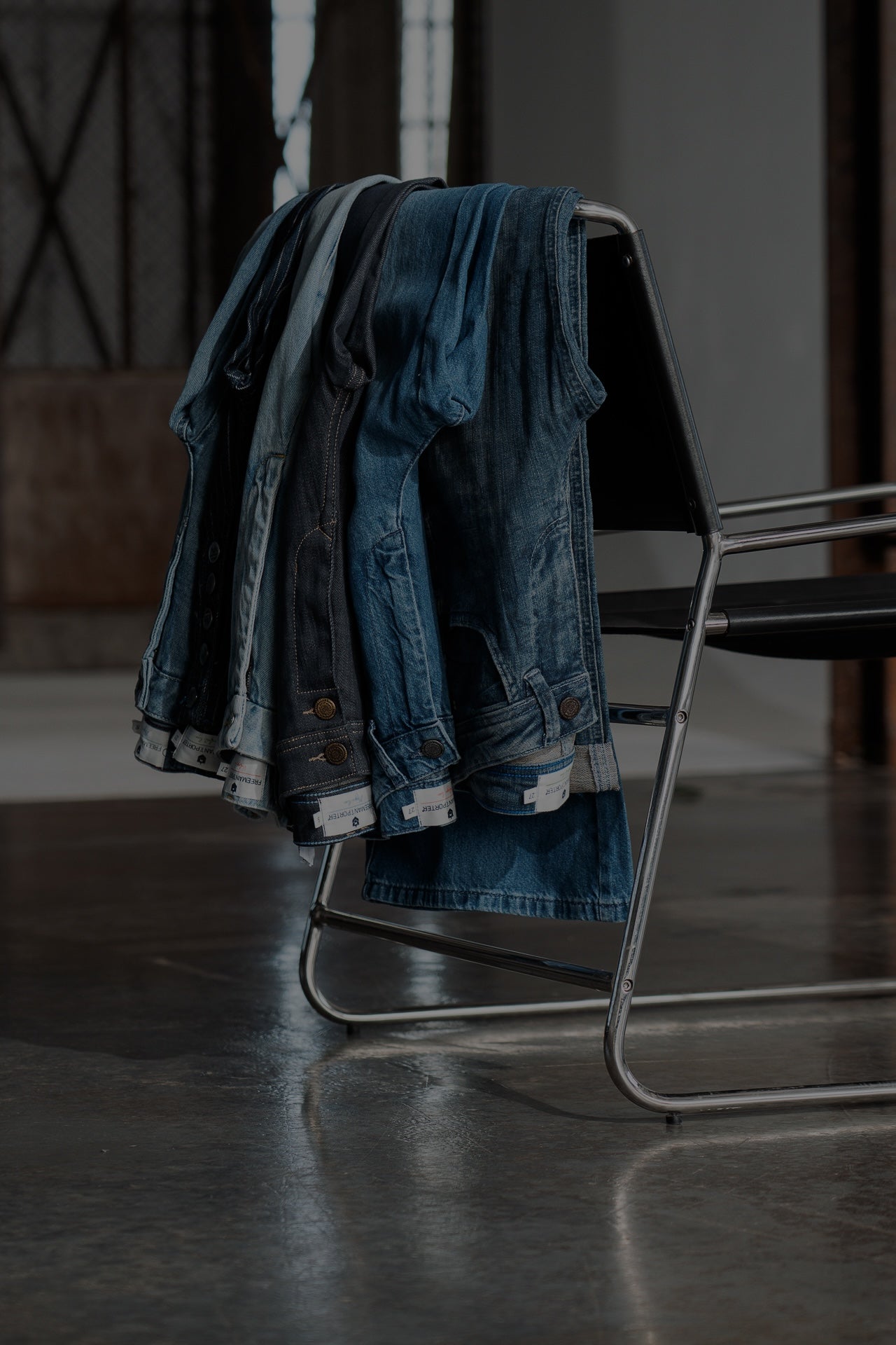 des jeans sur une chaise