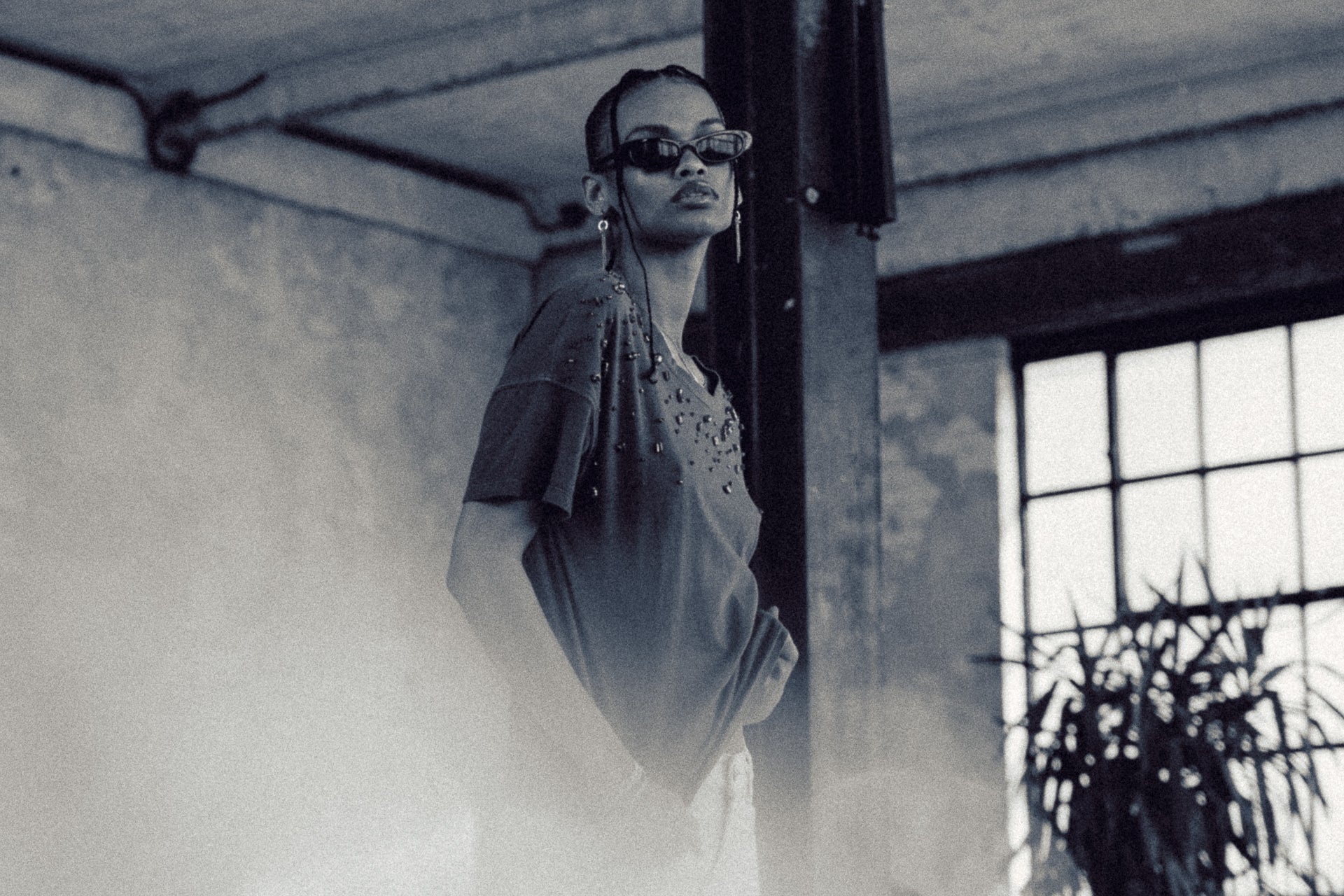 femme avec un t-shirt en noir et blanc