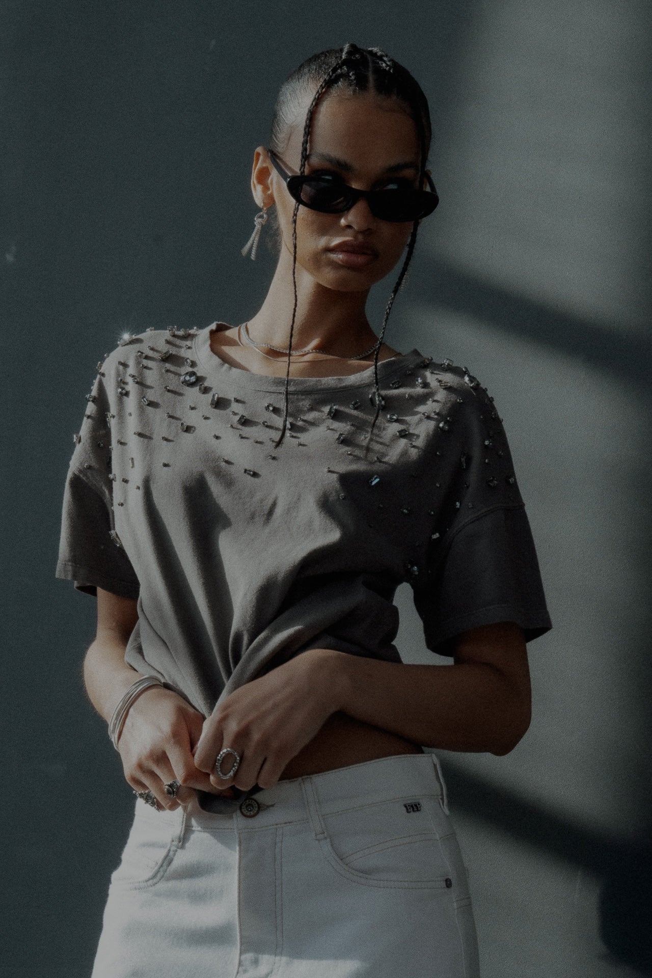 femme avec un jean blanc et un tee-shirt gris