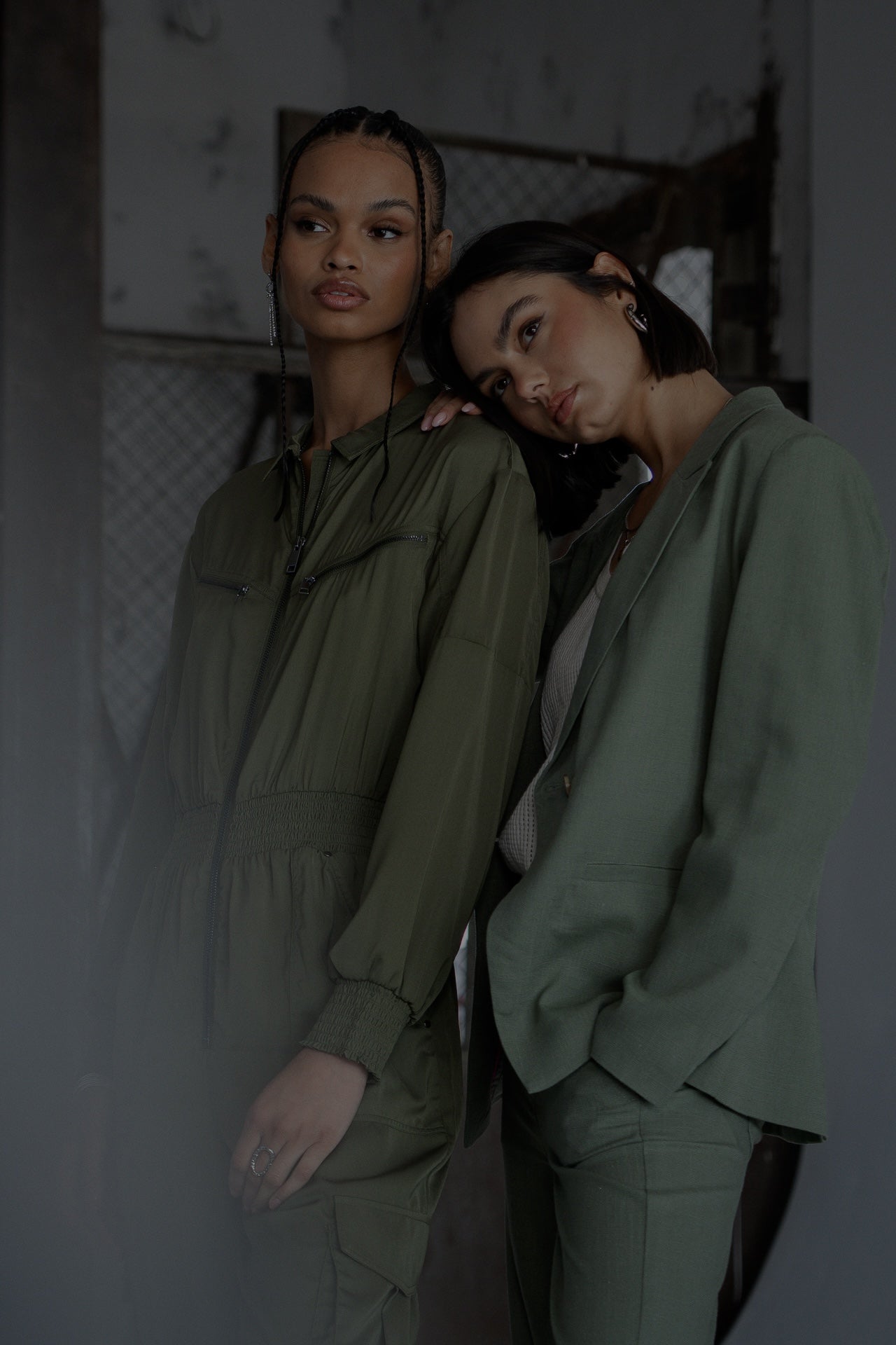 2 femmes en tenue kaki
