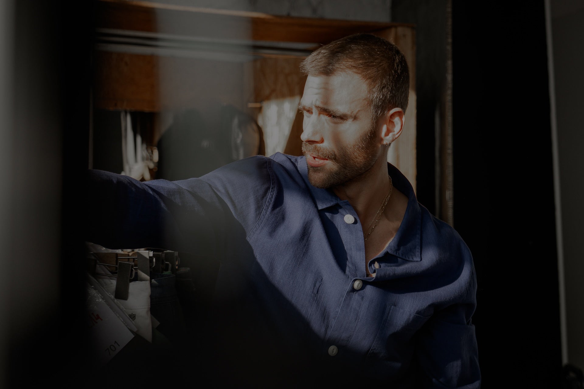 Homme avec une surchemise bleue