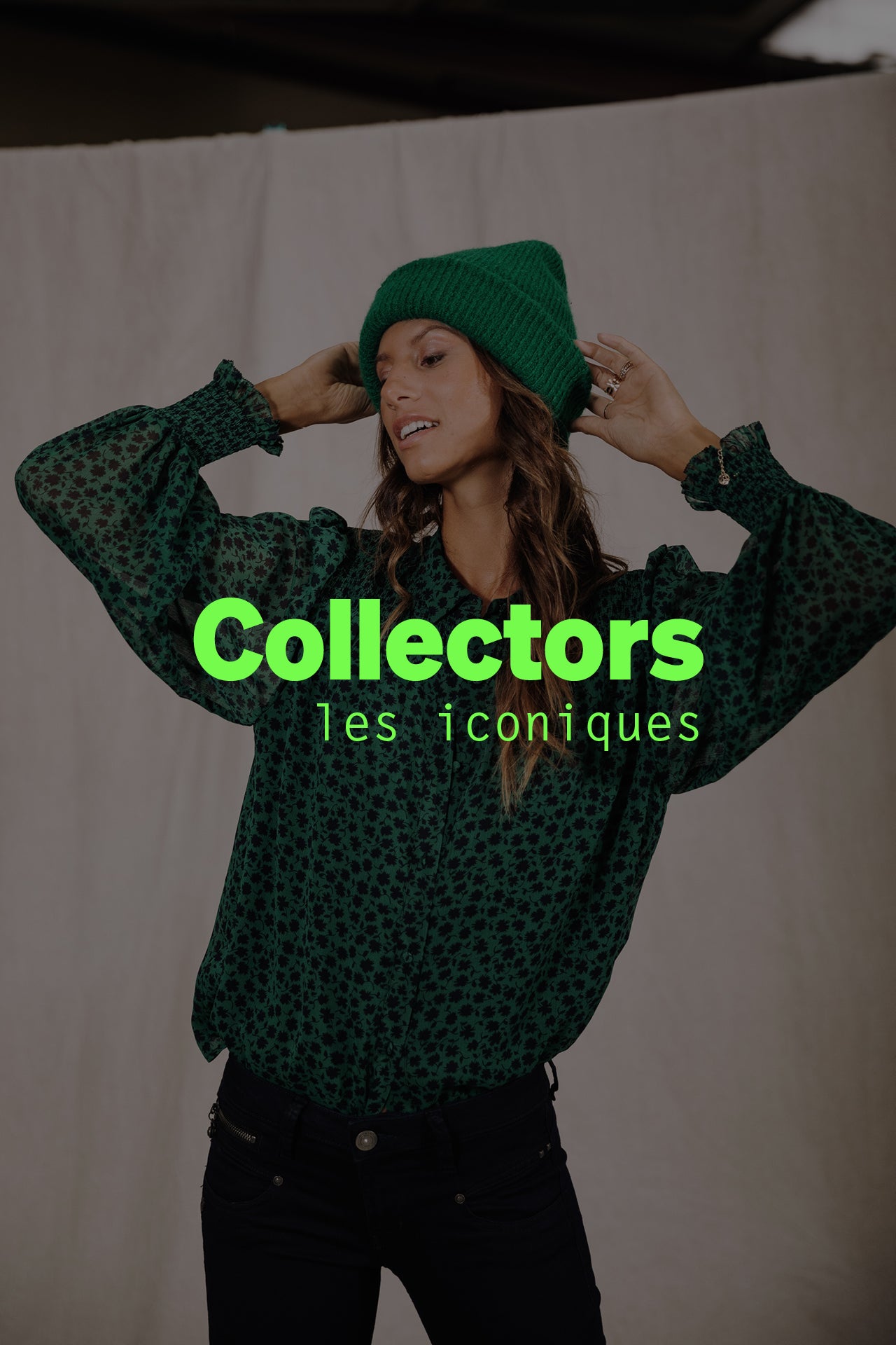 femme avec blouse verte