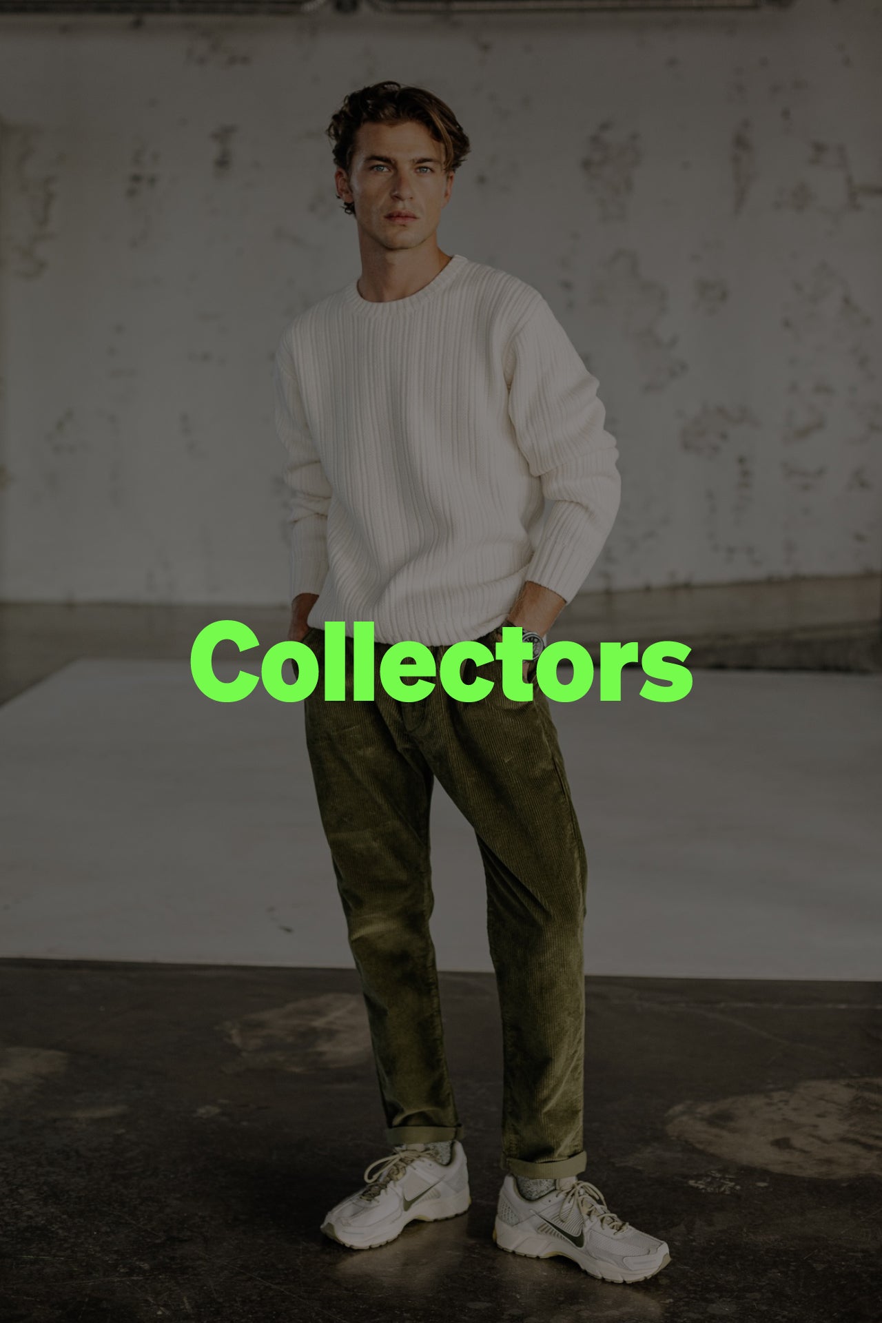 homme avec pull blanc