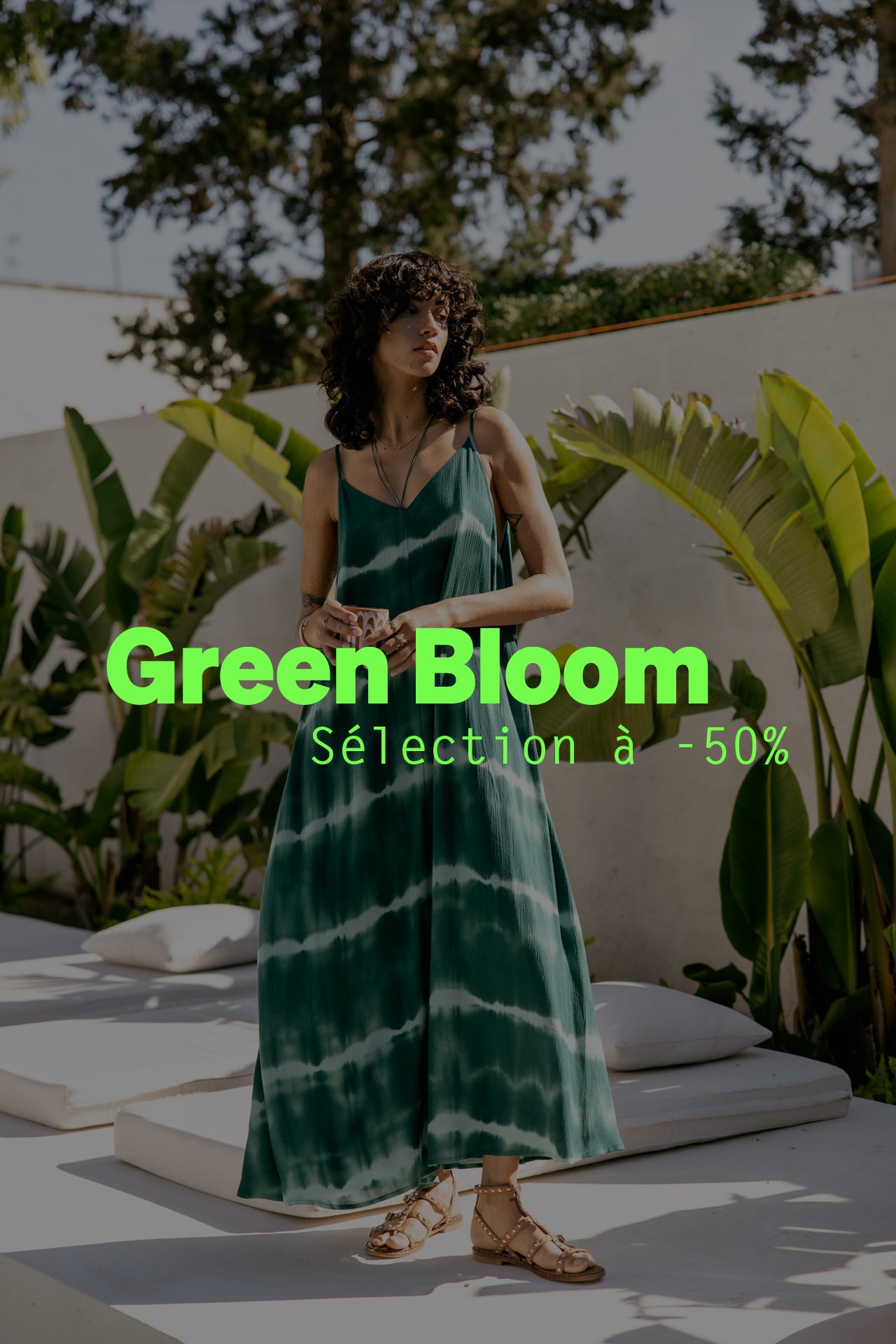 femme avec robe verte