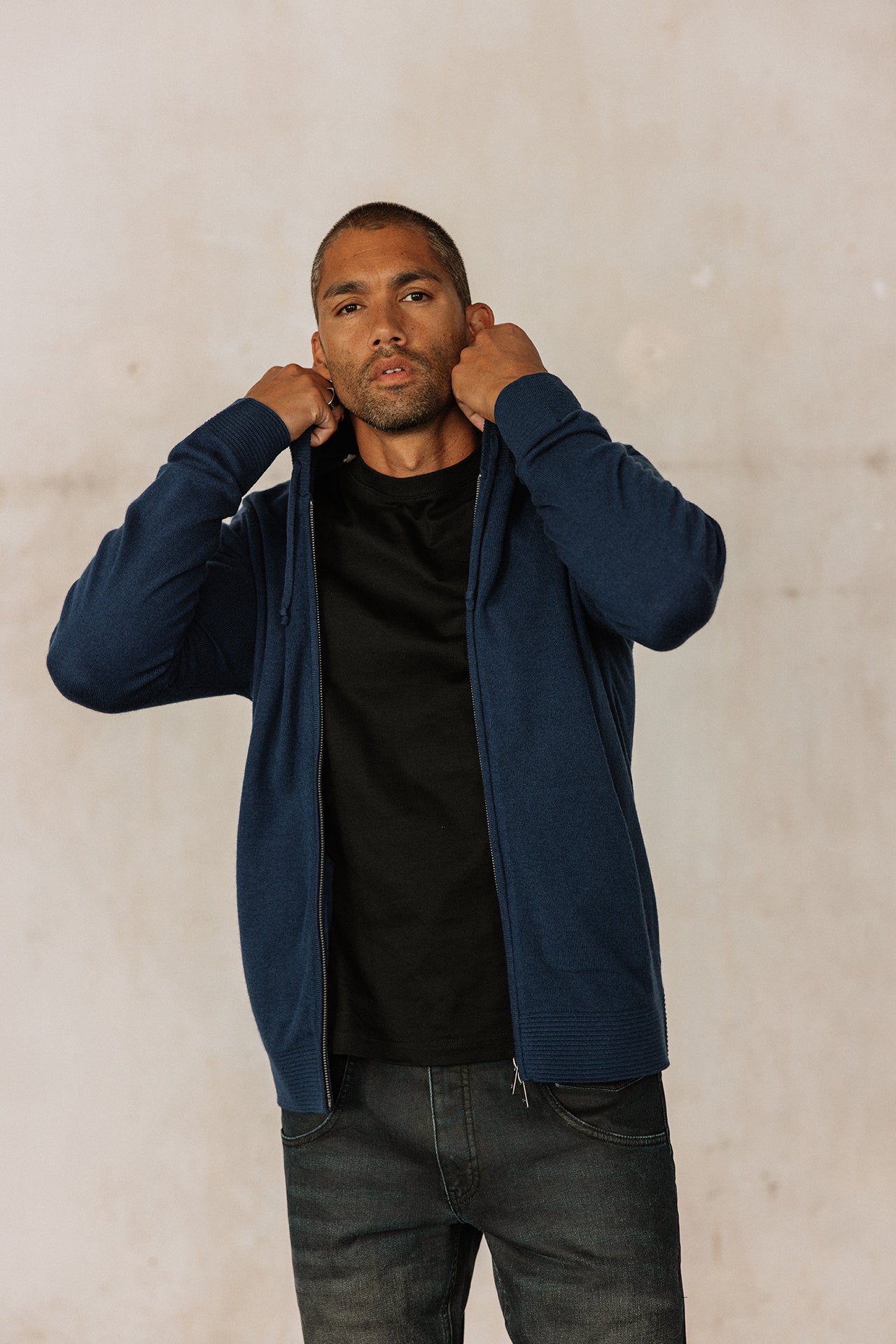 homme gilet bleu
