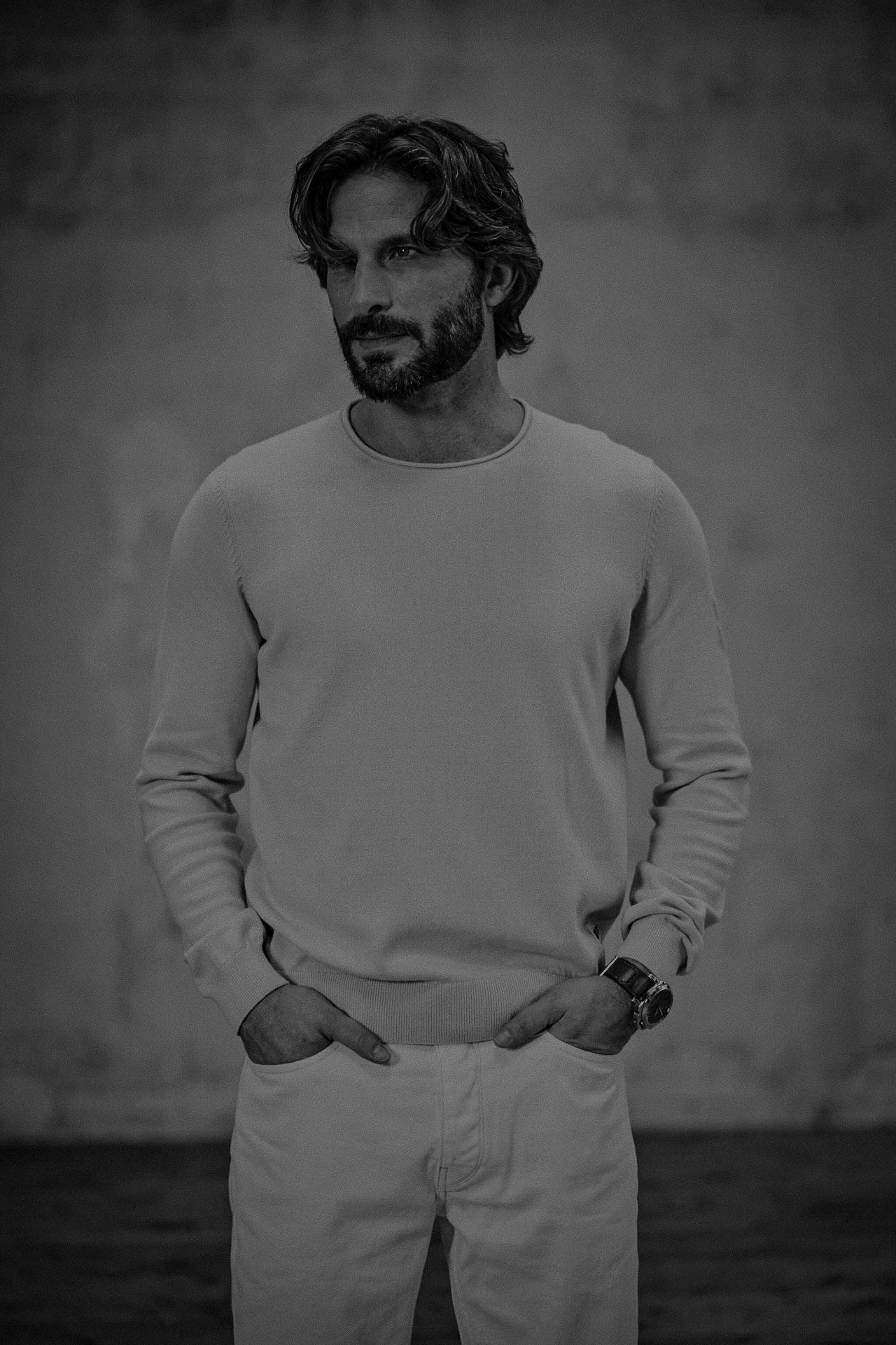 Image en noir et blanc d'un homme avec un pull en maille